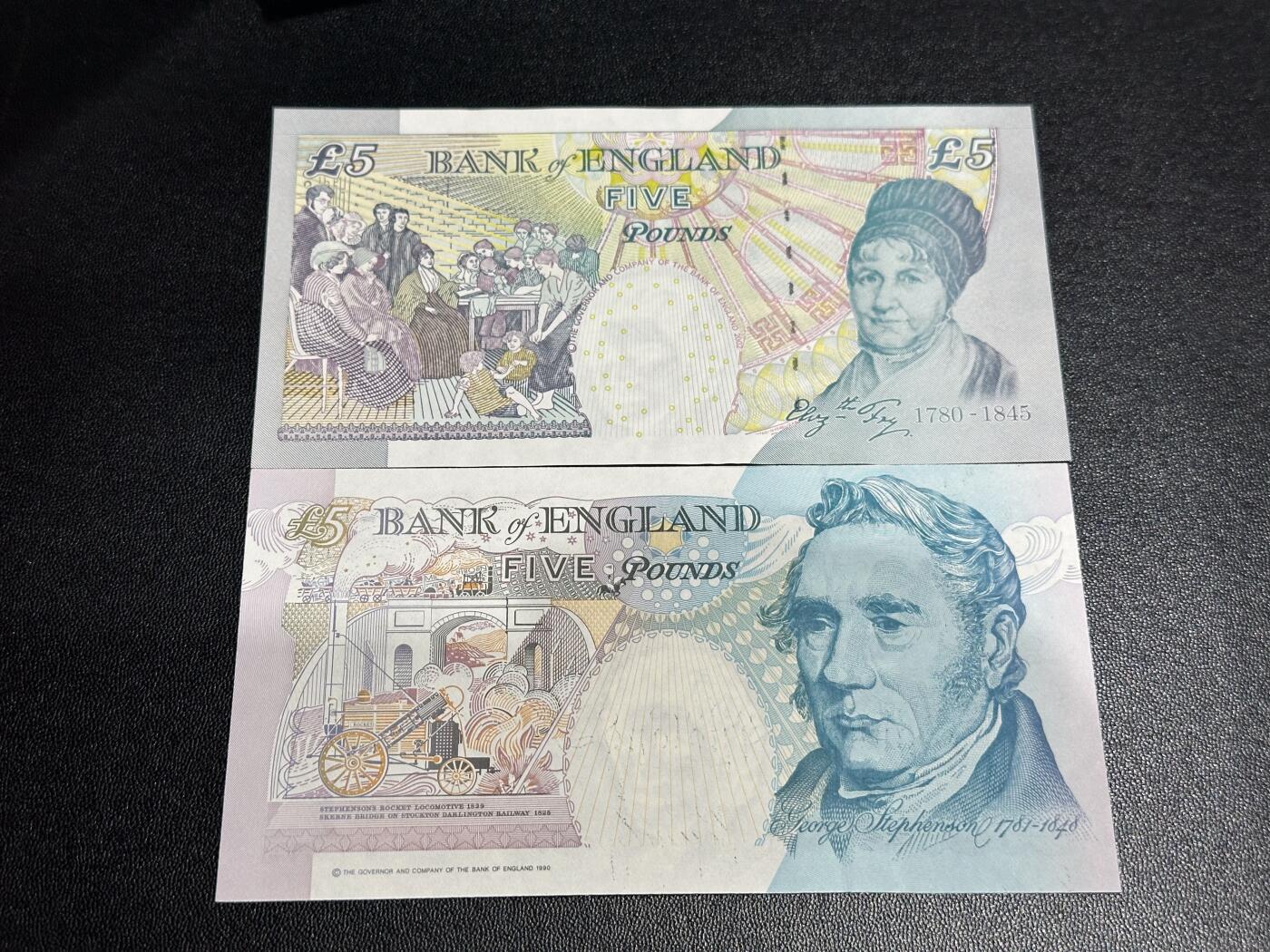 《外钞收藏家》第六百零八期（精选场）（本平台长期征集拍品、欢迎藏友们联系合作） 英国E序列5镑 初版和再版2张 全新 再版有轻微荧光反应