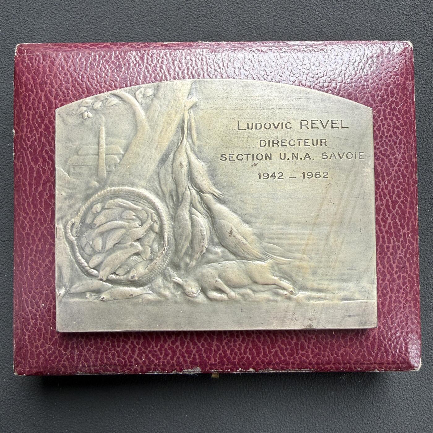 「木头集藏」“ 新岁撷珍”——章牌精品专场！ R.LAM0URDEDⅠEU～法国新艺术风格 丰收 大银章， 尺寸：:70 × 55mm，148 g， 边铭: 丰饶角 1ARGENT，  卢多维克·雷维尔 U.N.A. 萨瓦省分部主任 1942年—1962年，背面是后刻字，品相很不错，原盒正常使用！