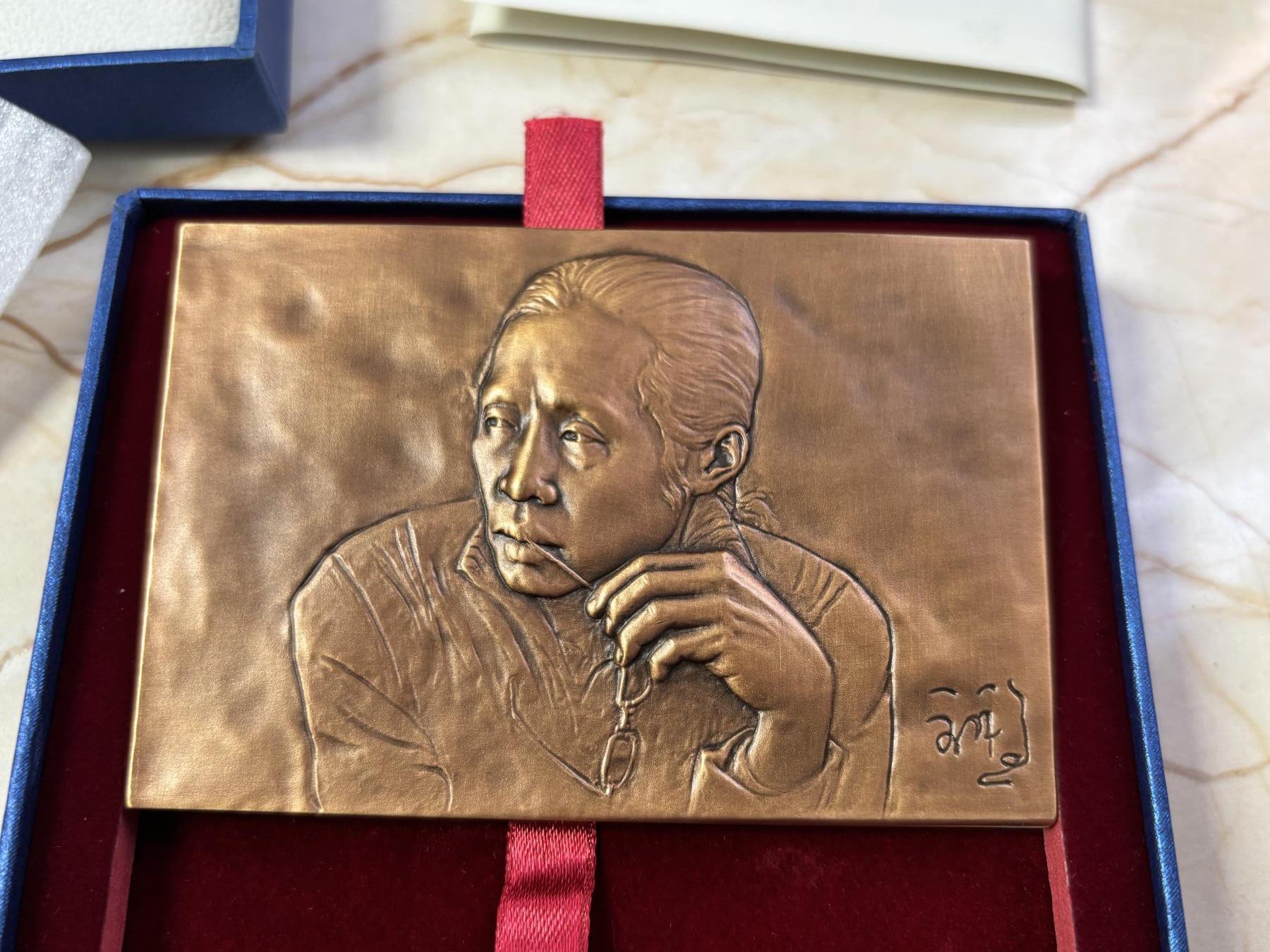 第190期拍卖 北京2008年刘溢油画纪念黄铜大铜章，尺寸100*67毫米，重422克