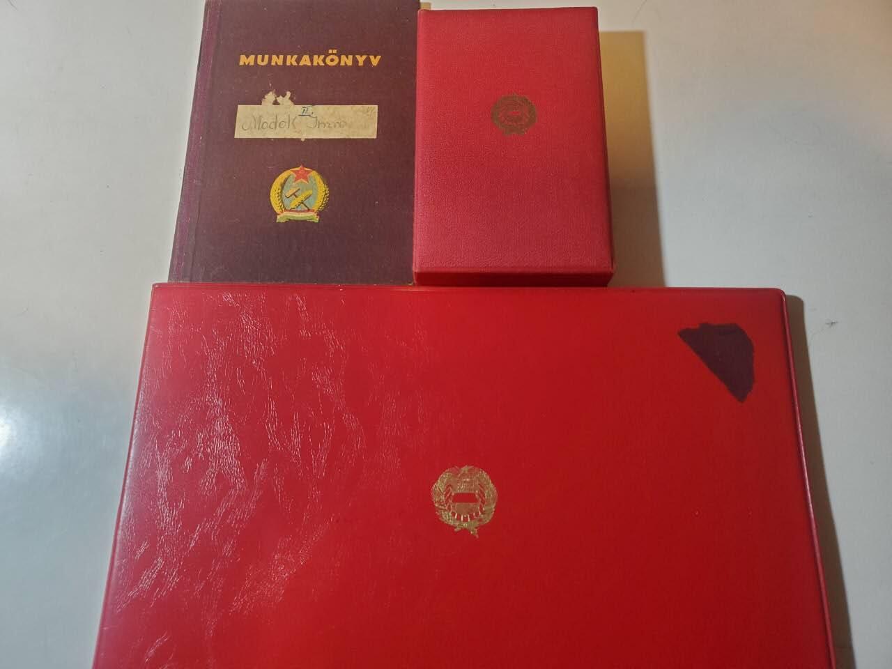 韵星假日军品类拍卖第三十九期暨默多克中校夫妇专场 -- Rimey Holidays Militaria Auction 39 & The Modoks Collection  匈牙利人民共和国默多克夫人早期为祖国服务奖章带原盒略，公务员退休感谢证书 良好服务记录册