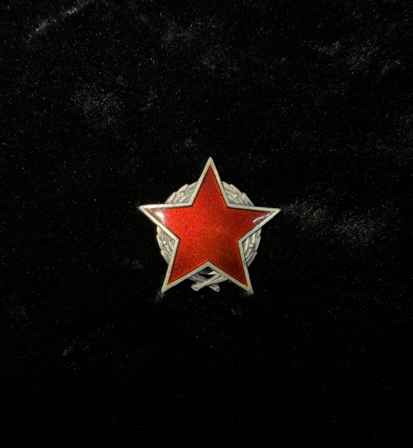 南斯拉夫小玩具专场 南斯拉夫二级游击队之星，萨版，少见（远比苏版少见），银制，号段8162，珐琅有一处掉皮