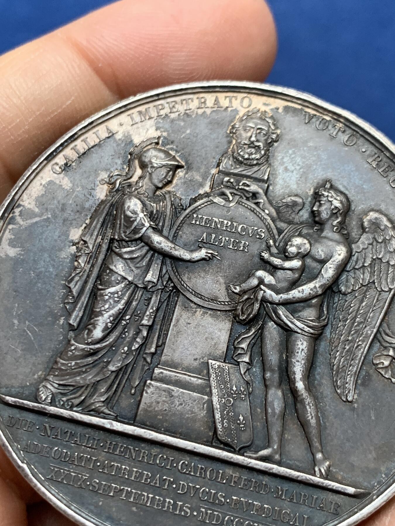 《竞宝斋》第465场 周日，周一，周二，3场连拍 （全场包邮）欢迎送拍 路易十八头像纪念亨利·波尔多公爵（未来的香波伯爵，即查理十世皇孙亨利五世）的诞生银章，天使抱着新生儿与智慧女神在亨利四世半身象前，80.55g，49.8mm，早期无边铭，厚重