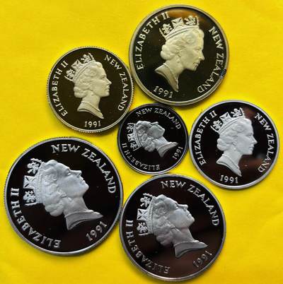 【金马踏春，泉马奔腾】2026 年新年贺岁场，（定于年初五接财神截拍）祝各位老板马到成功，马上有钱，愿岁岁平安喜乐顺遂 - 全国未流通 1991 年新西兰 5 分-2 元精制套币带原盒