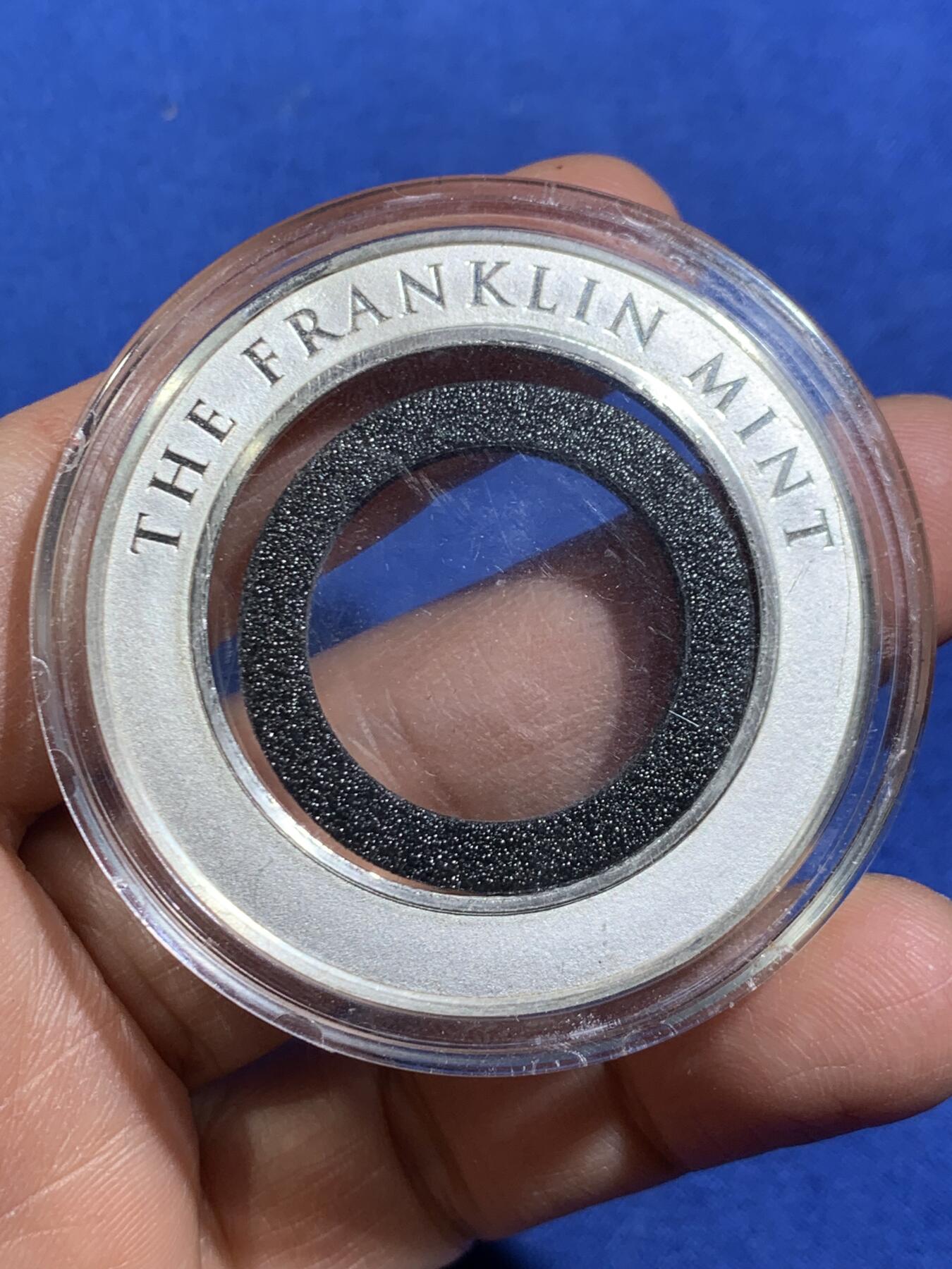 《竞宝斋》第464场 周日，周一，周二，3场连拍 （全场包邮）欢迎送拍 富兰克林金币收纳盒 古董盒子，几十年前的产物，内含一枚银圈，重22.5克