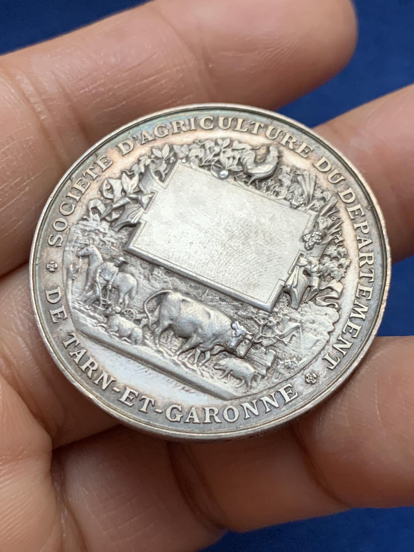 《竞宝斋》第465场 周日，周一，周二，3场连拍 （全场包邮）欢迎送拍 法国花环玛丽安娜银章带环彩，直径36.4mm，argent950银，21.1克