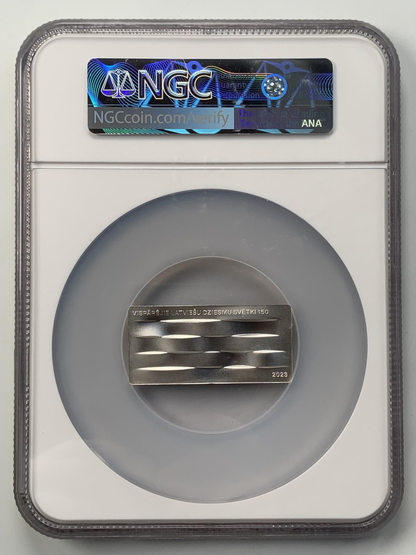 掌中浮雕-藏着的欧洲第052场 NGC PF69 : 克劳斯获奖提名拉脱维亚2023年歌曲节彩色矩形精制纪念银币，首期评级，原盒原证，29克，999银，发行量4000枚，评级盒子边缘有破损