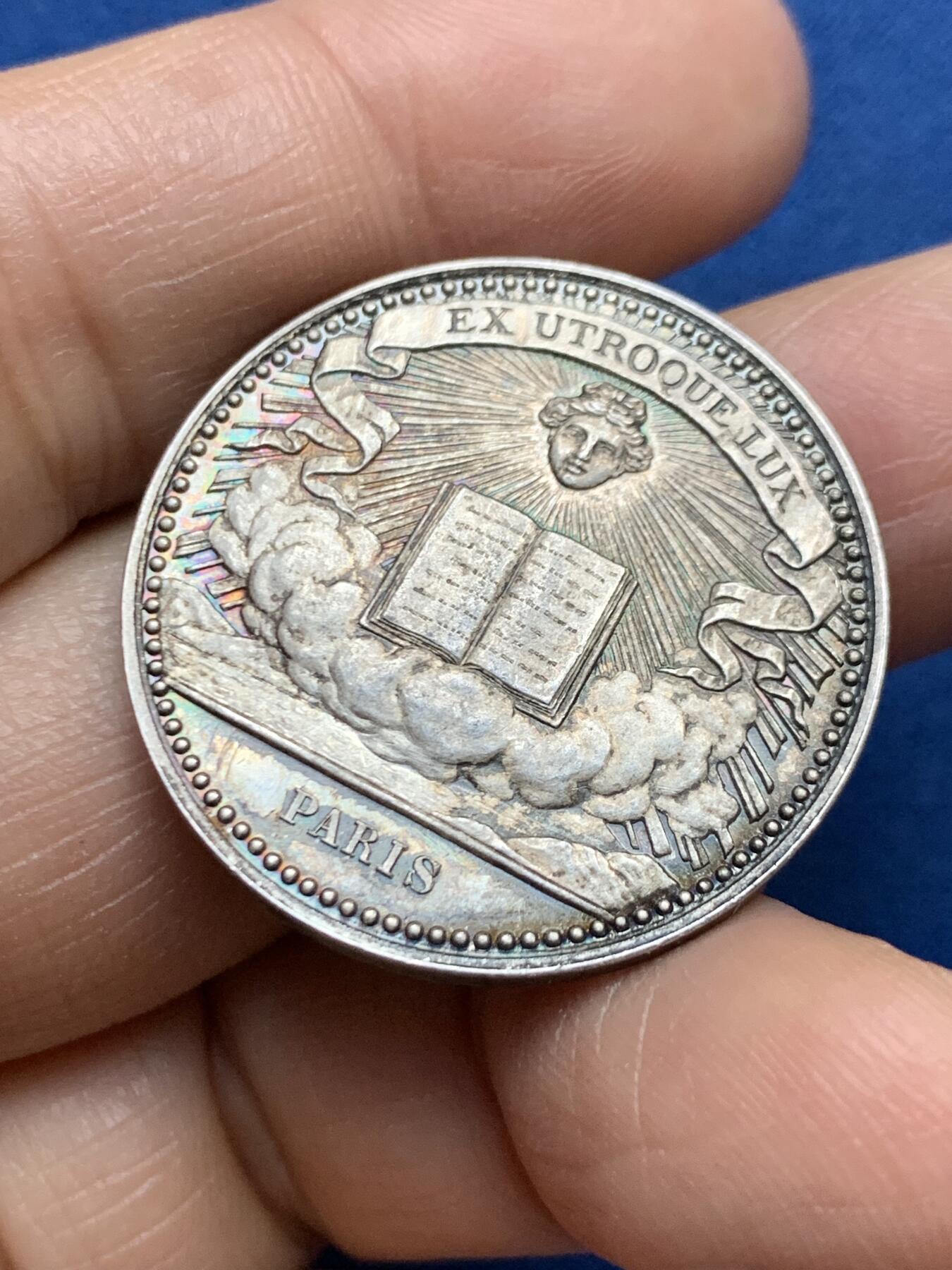 《竞宝斋》第465场 周日，周一，周二，3场连拍 （全场包邮）欢迎送拍 法国巴黎书商、印刷和文具协会银质代币，书商和印刷商的手臂由狮身人面的格里芬守护，11.83g，31mm，丰饶角边铭