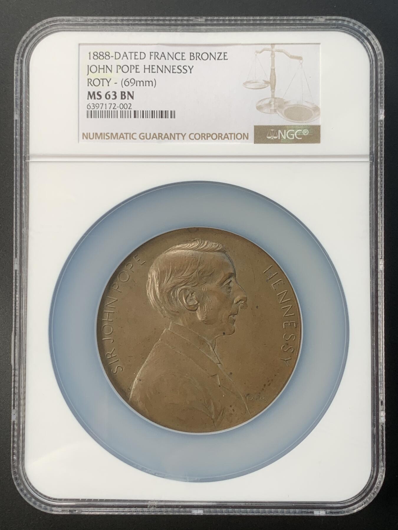 掌中浮雕-藏着的欧洲第052场 NGC MS63 : 1888年法属毛里求斯约翰•波普•轩尼诗爵士纪念铜章 ，69mm，此枚章正反面皆有雕刻家Roty签字，稀少！  ——致敬毛里求斯约翰•波普•轩尼诗爵士，雕刻家：1889年法国巴黎世博会特等奖获得者Oscar Roty