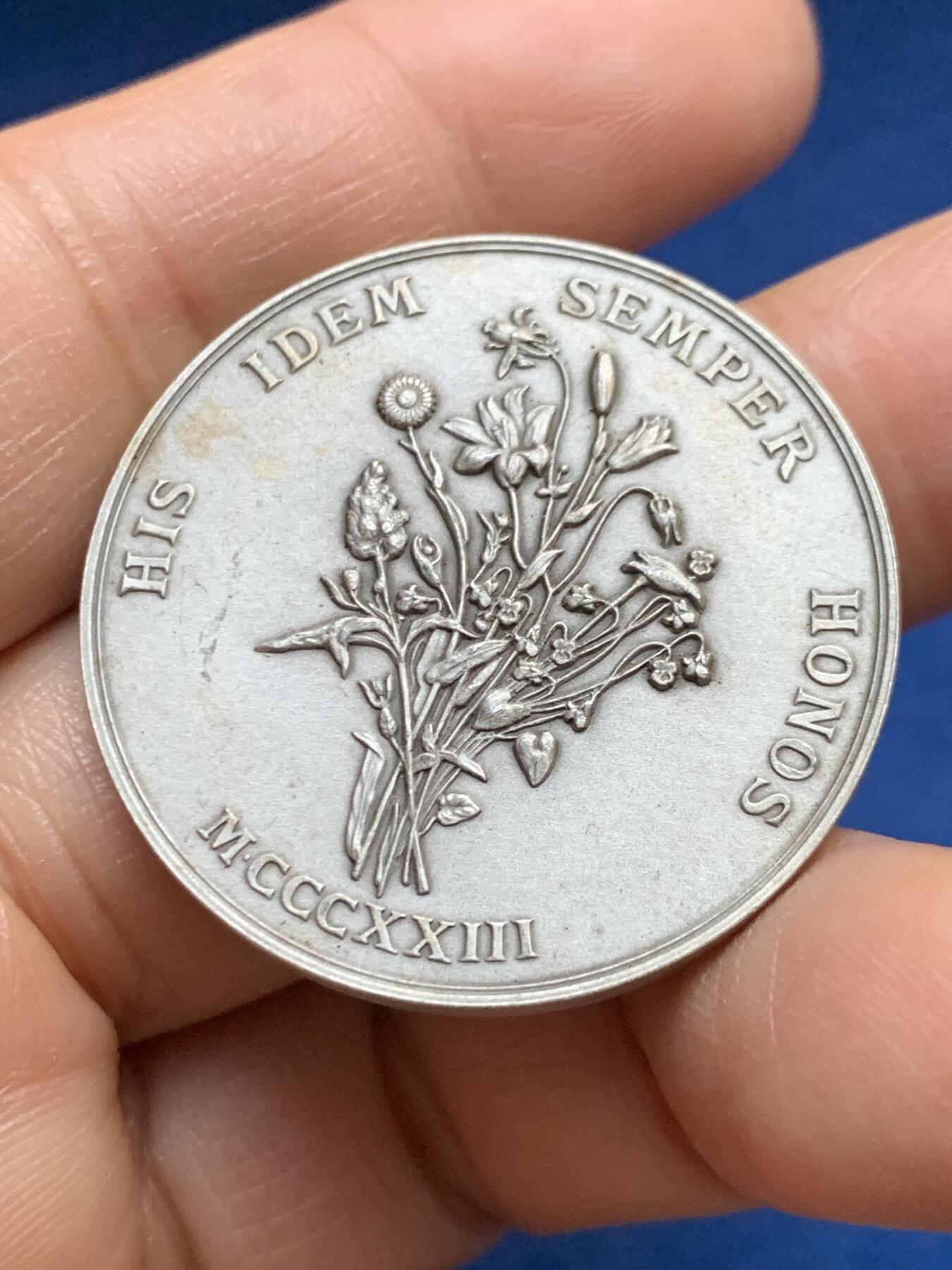 《竞宝斋》第465场 周日，周一，周二，3场连拍 （全场包邮）欢迎送拍 法国1823年图卢兹花卉节银质jeton，女诗人克莱蒙·伊索尔，22.7g，35.4mm，丰饶角1argent边铭