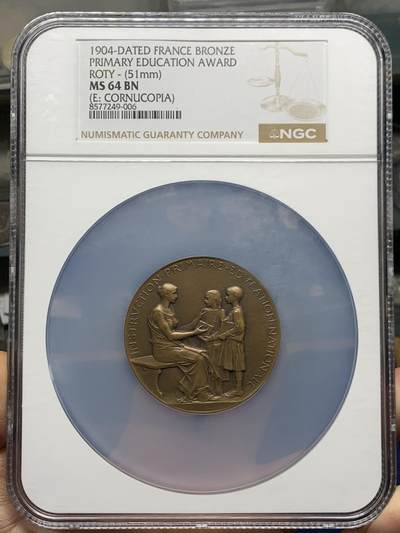《竞宝斋》第465场 周日，周一，周二，3场连拍 （全场包邮）欢迎送拍 - NGC MS64BN 1904年法国初级教育铜章，罗蒂作品，直径51毫米，正面图案展现了一位女性教师向两名学生传授知识的场景，象征着国家对基础教育的重视。加大盒