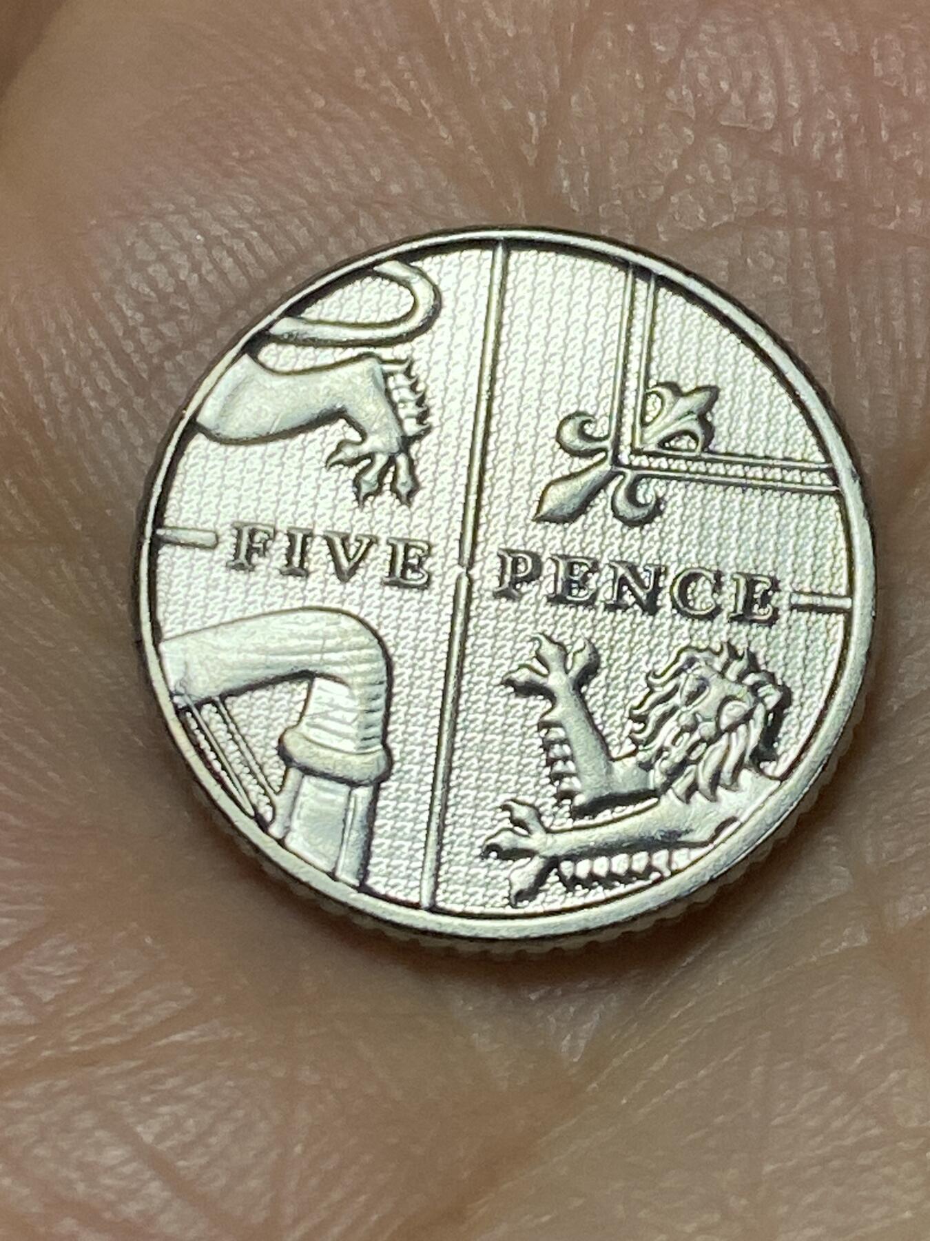 2026年第十九场(总第一百八十八场）外国好品散币场(免佣金) 英国🇬🇧2016年5便士(伊丽莎白二世老年，盾徽拼图第二版)