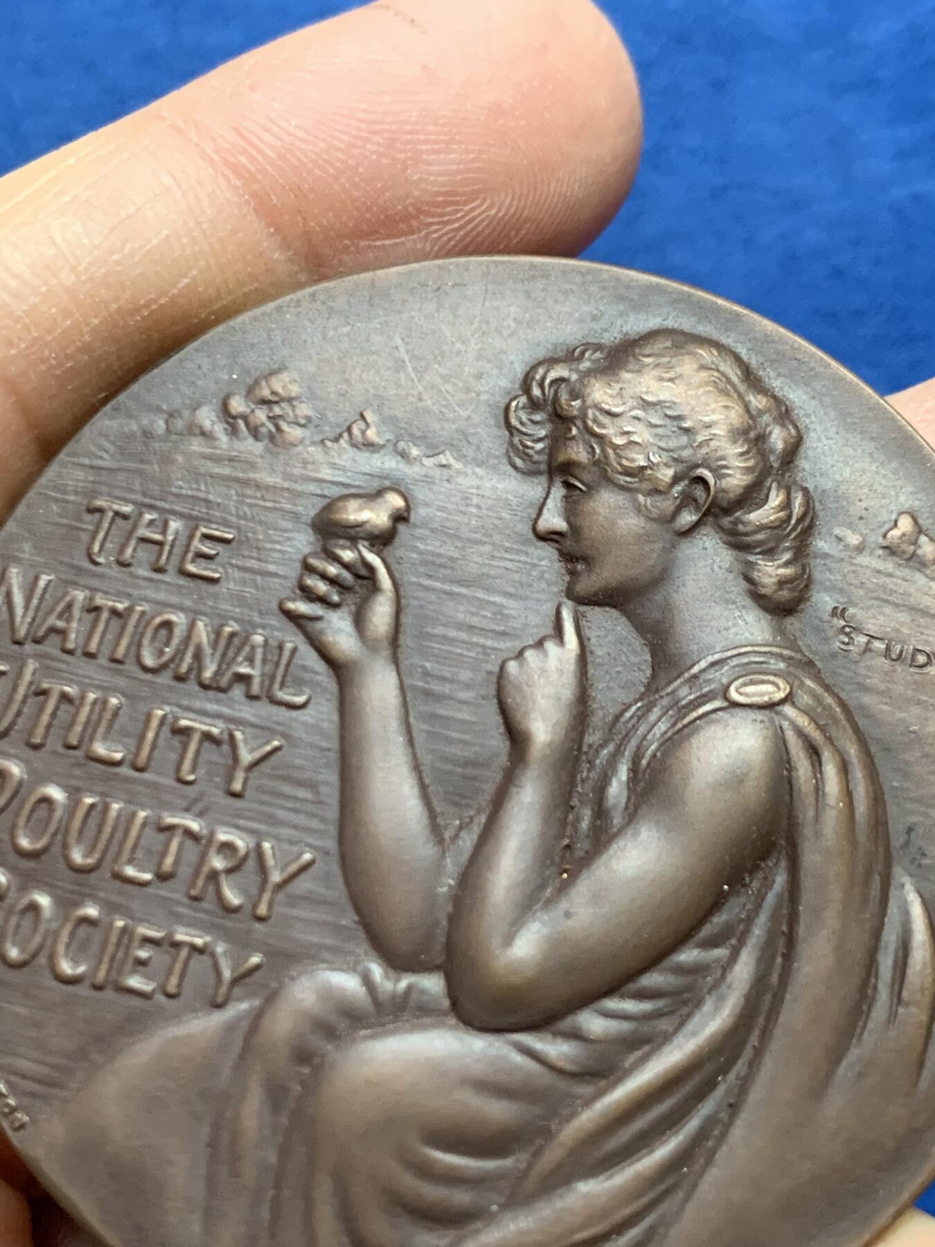 《竞宝斋》第465场 周日，周一，周二，3场连拍 （全场包邮）欢迎送拍 英国国家实用家禽协会铜章，55.55克，50.5mm，带盒。