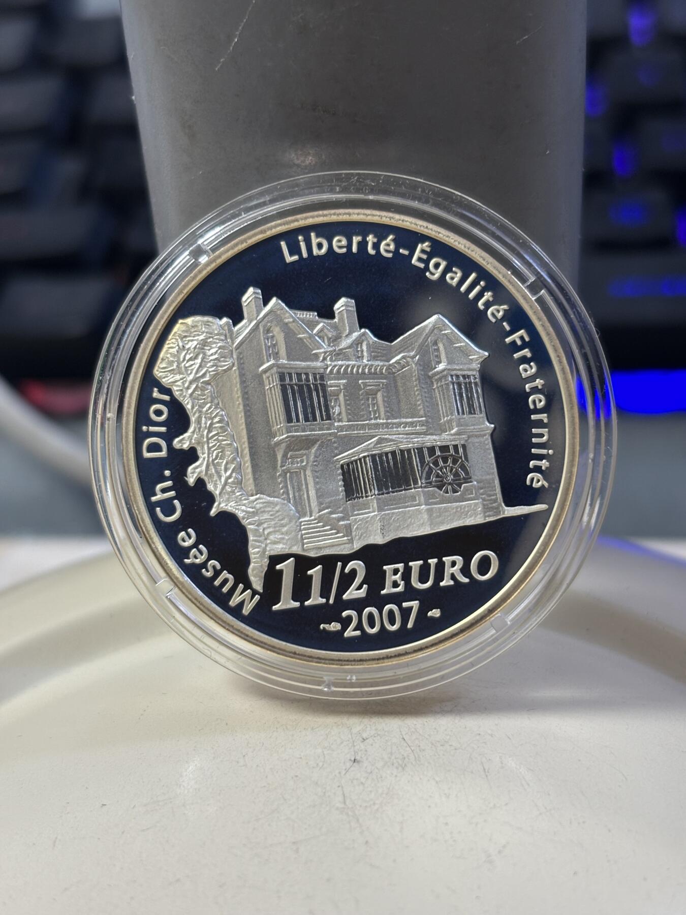 第190期拍卖 法国2007年1.5欧元精制银币 迪奥（1905-1057）逝世50周年 22.2克900银 发行量：3000 盒证全，盒子有破