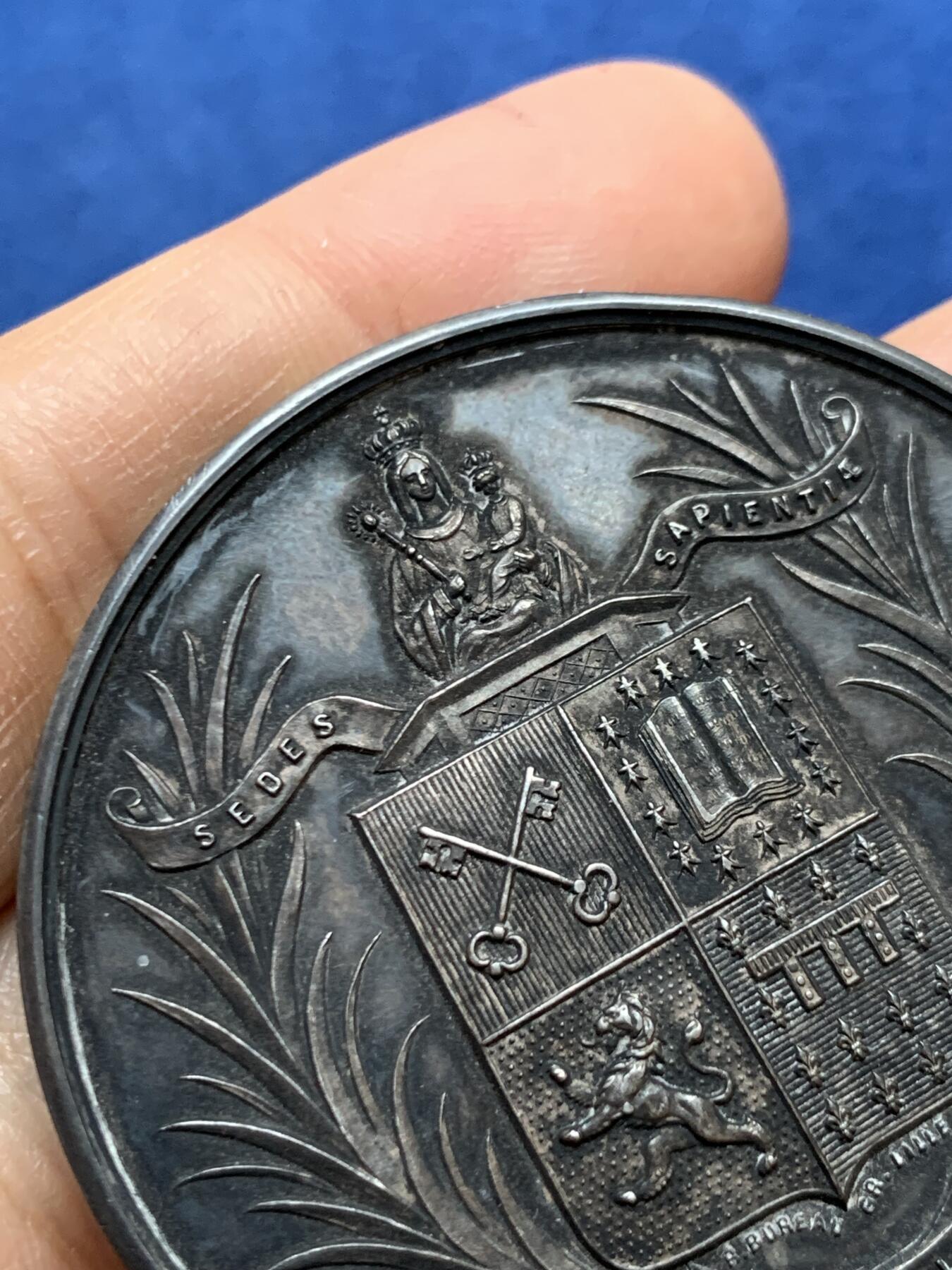 《竞宝斋》第465场 周日，周一，周二，3场连拍 （全场包邮）欢迎送拍 法国1895年法学与政治学系银章，64.5g，49.8mm，丰饶角边铭，边有轻磕