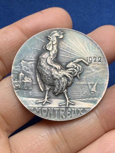 《竞宝斋》第465场 周日，周一，周二，3场连拍 （全场包邮）欢迎送拍 - 法国1922年金鸡报晓银章，39.6mm，23.05g，老五彩包浆，光边，鸡身上的羽毛栩栩如生。