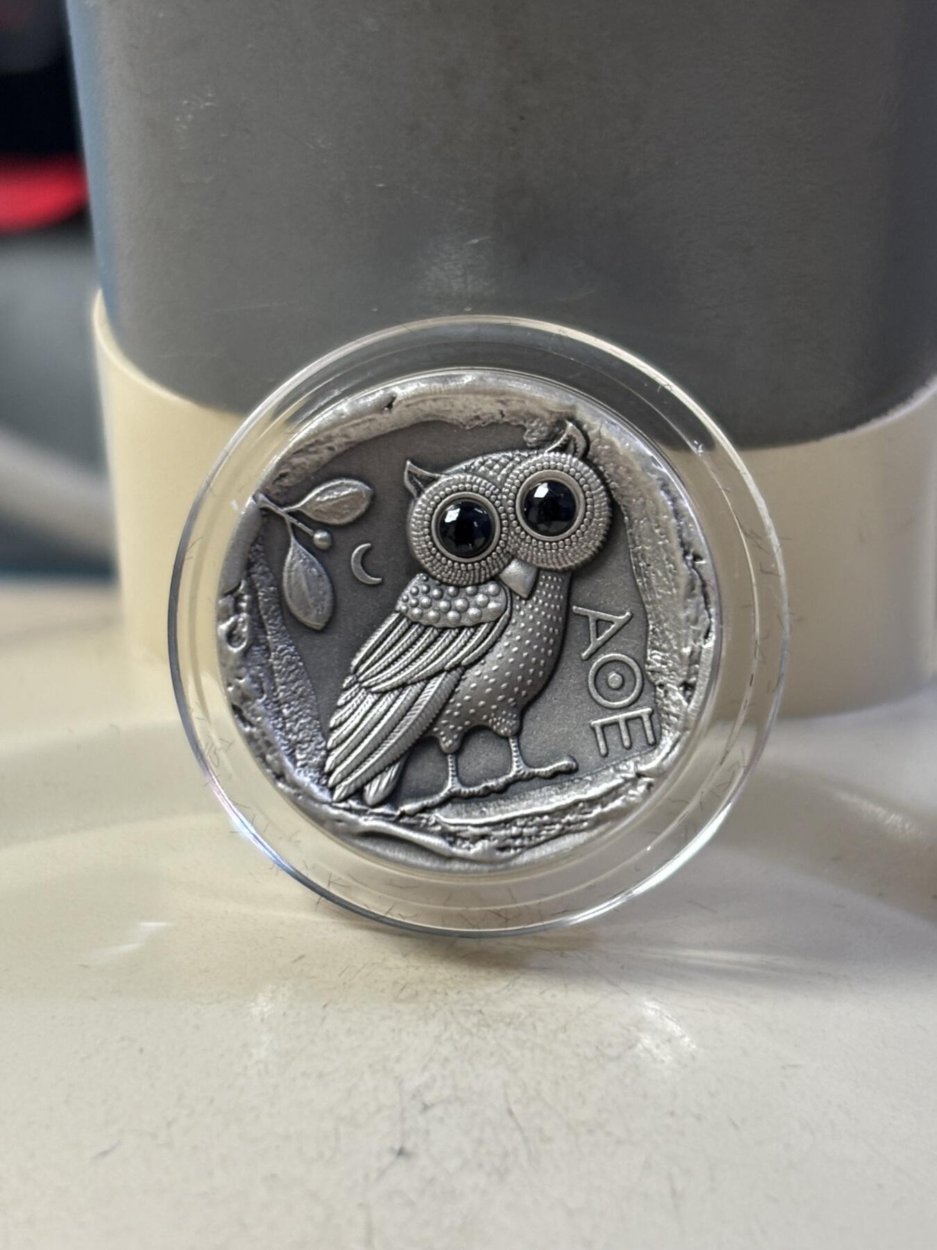 第190期拍卖 斐济2019年2元镶蓝宝石仿古加厚银币 雅典娜的猫头鹰 925银15.5克 发行量：5000 盒证全