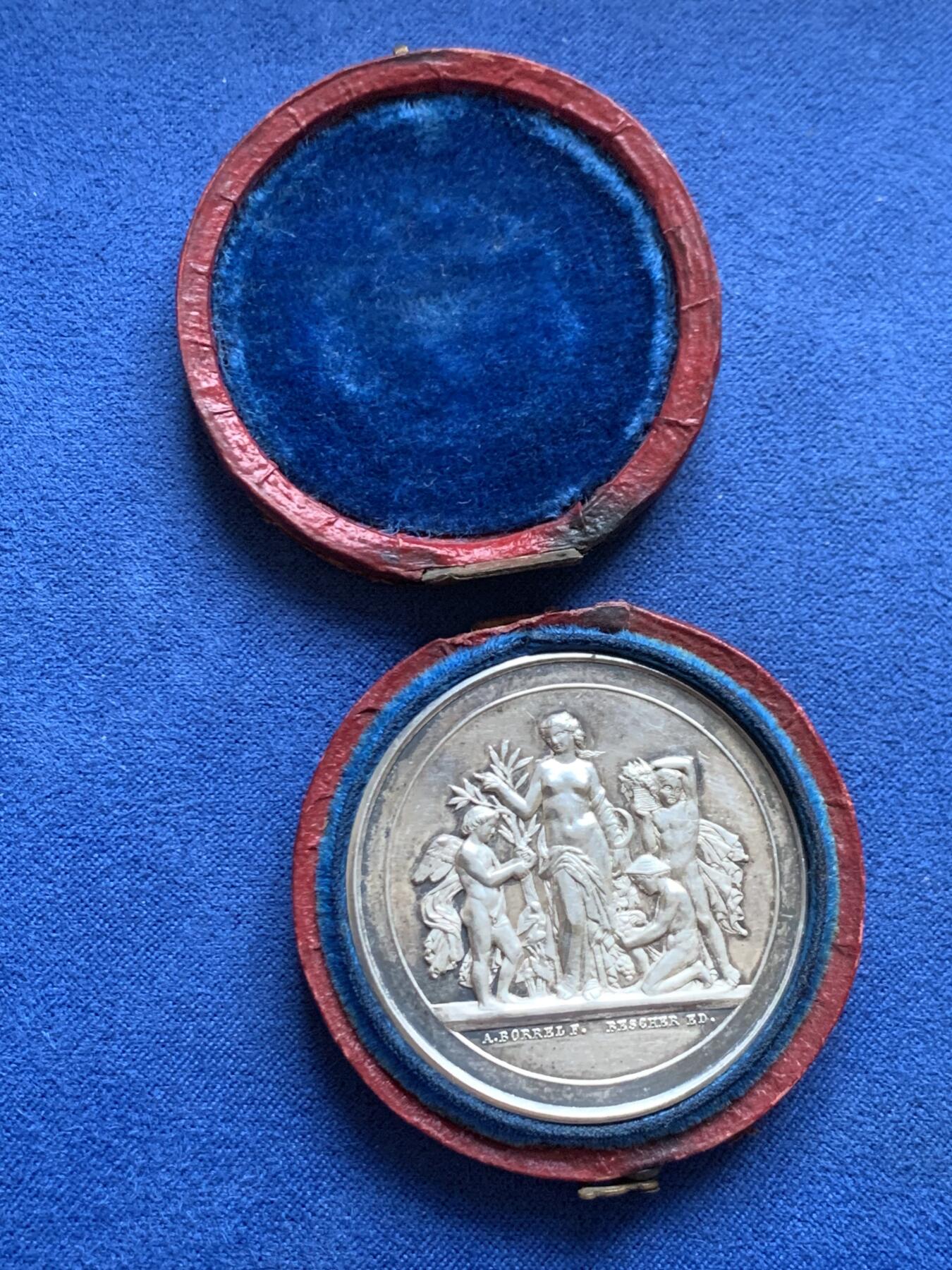 《竞宝斋》第465场 周日，周一，周二，3场连拍 （全场包邮）欢迎送拍 法国卢瓦尔河谷农业和葡萄酒银质代币，24.85g，38.3mm，丰饶角边铭，背面5点方向有轻磕，带原盒，盒子铆钉处坏了