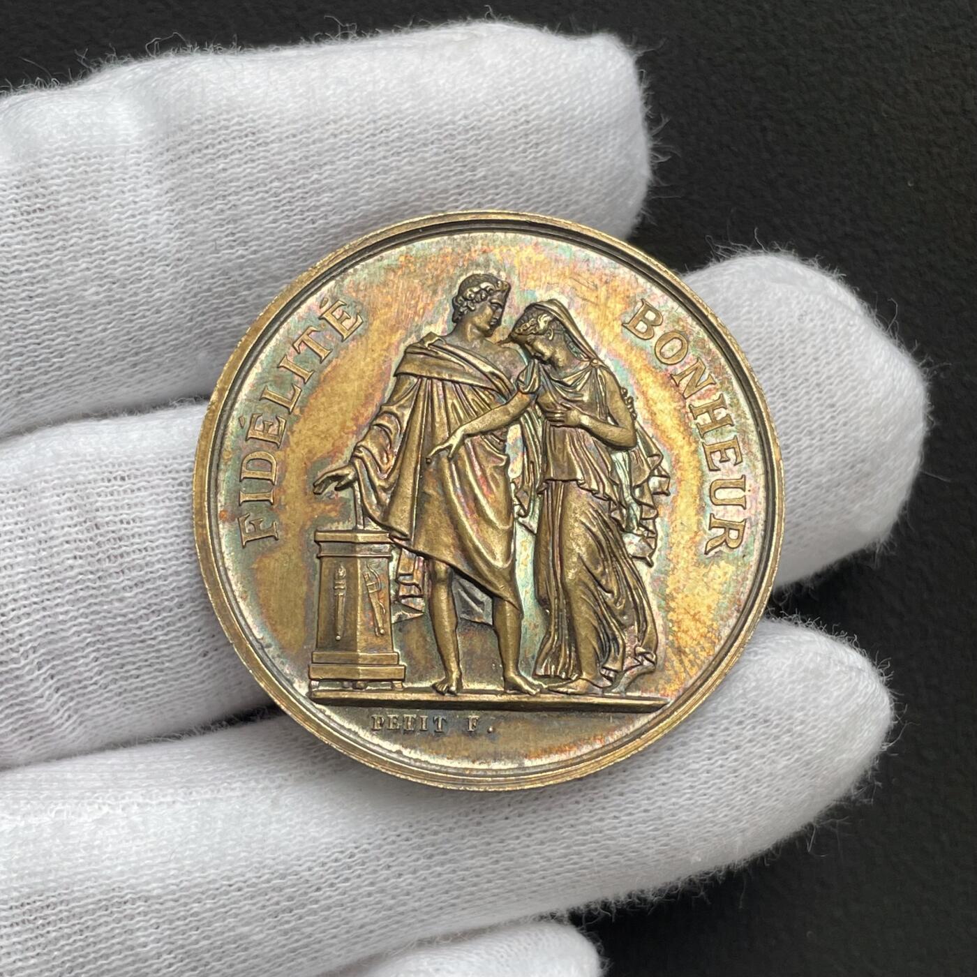 「木头集藏」“ 新岁撷珍”——章牌精品专场！ PETIT F.～1877年法国婚礼原盒纪念银章，直径：33 mm，16.3 g。边铭：蜜蜂 ARGENT （1860-1880）正面法语：忠诚、幸福！保存较好，原盒正常使用。