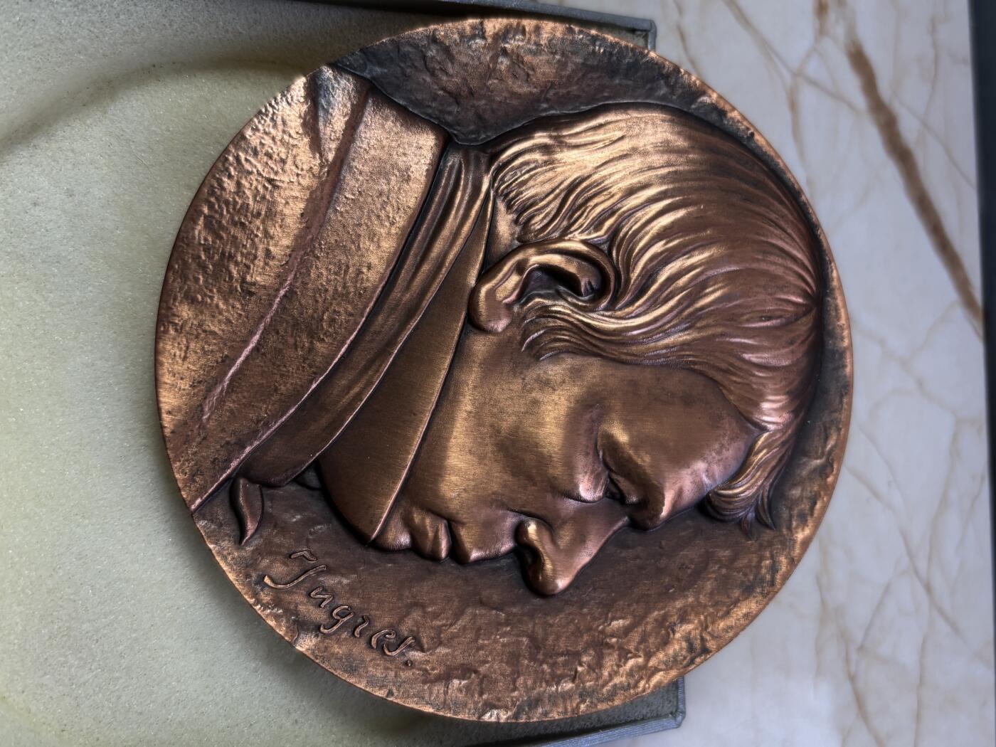 第190期拍卖 安格尔名画罗杰解救安吉丽卡纪念大铜章，直径100毫米，重700克