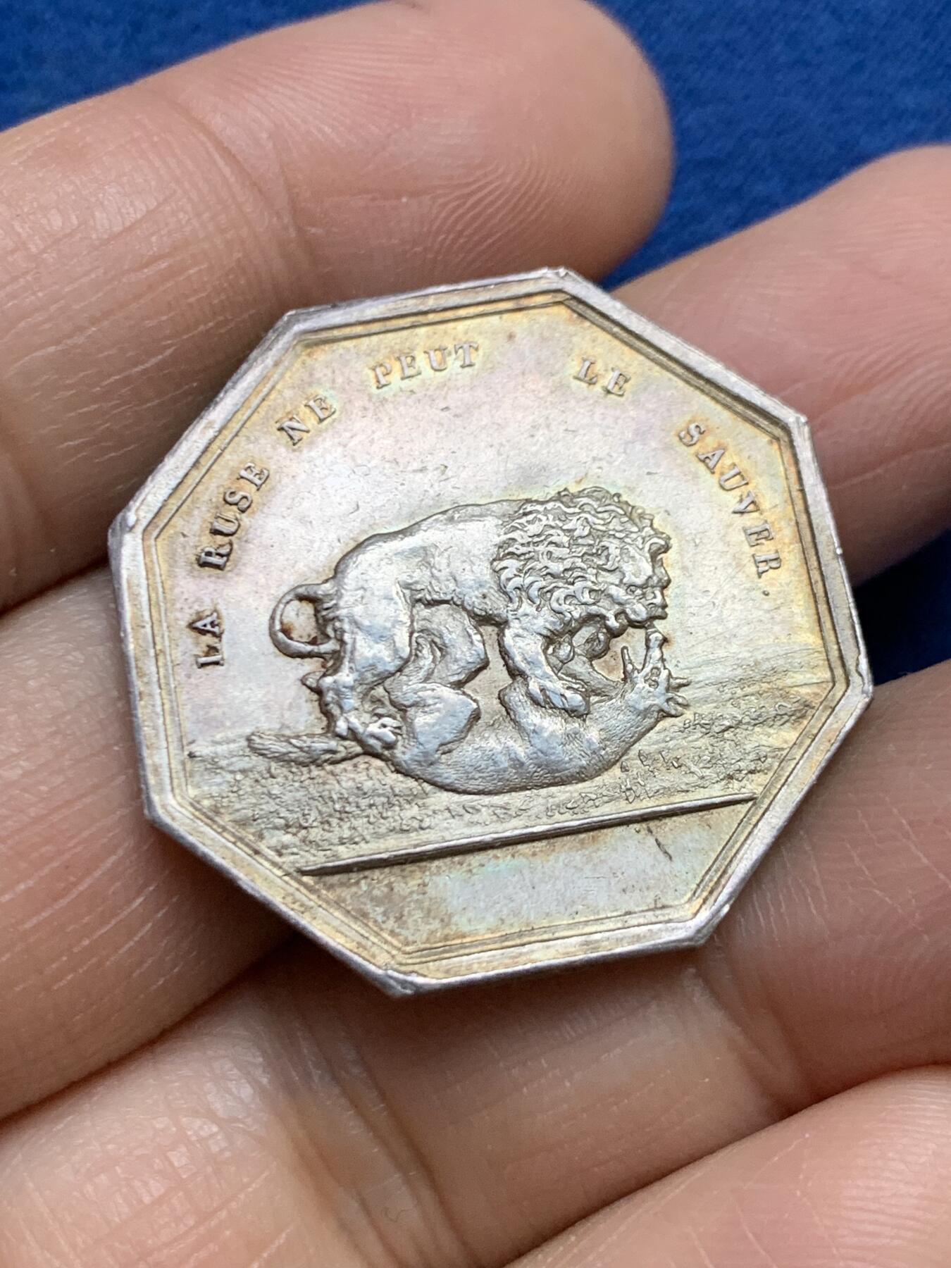 《竞宝斋》第465场 周日，周一，周二，3场连拍 （全场包邮）欢迎送拍 法国双面神雅努斯八角银质代币，伊索寓言“狡猾也救不了它”，12.52g，30mm，油灯边铭