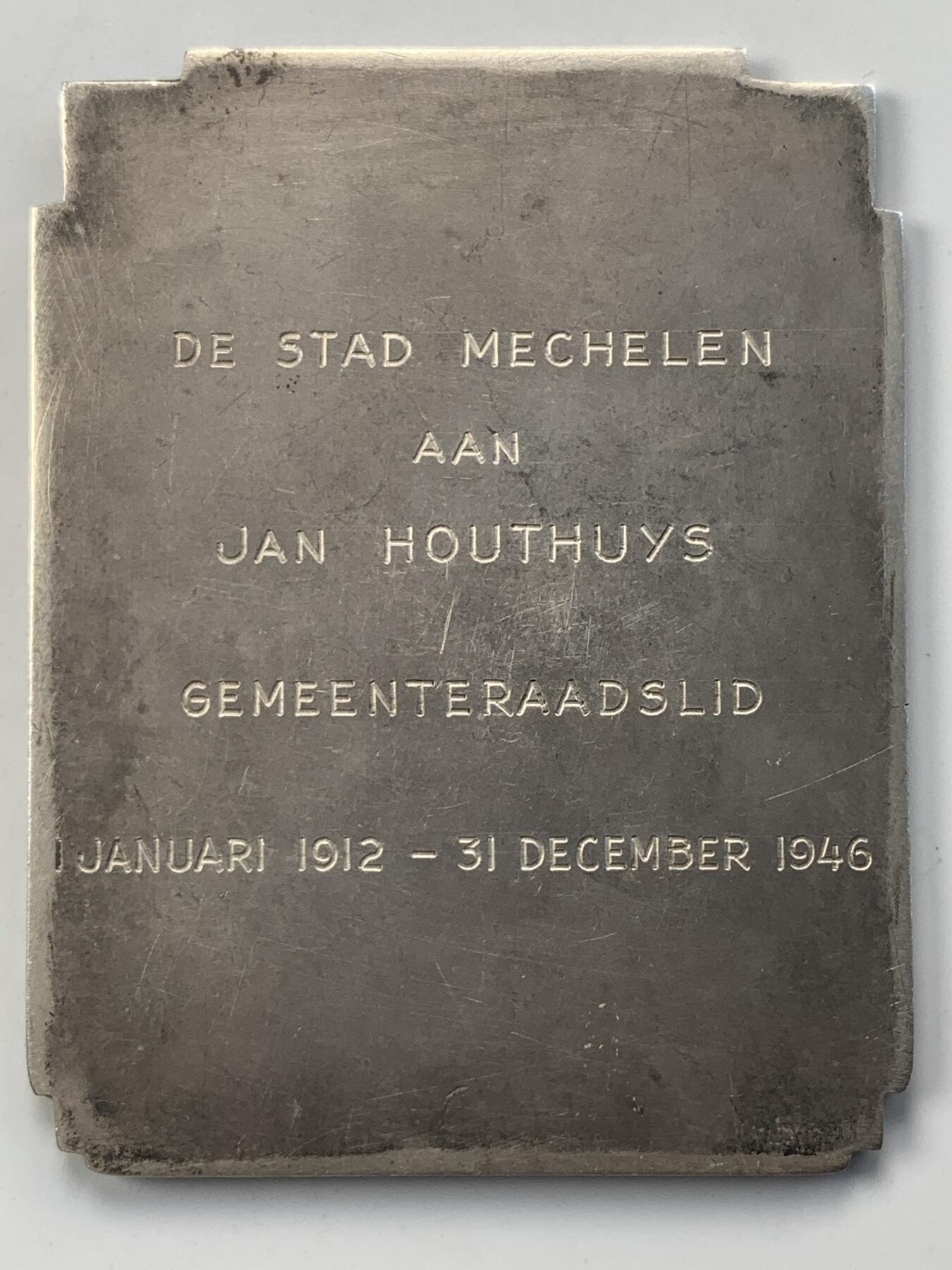 掌中浮雕-藏着的欧洲第052场 比利时新艺术花神系列之《捧花少女》异形清凉大银章，62x80mm  ，154.3g，作者: A LF. MAUQUOY