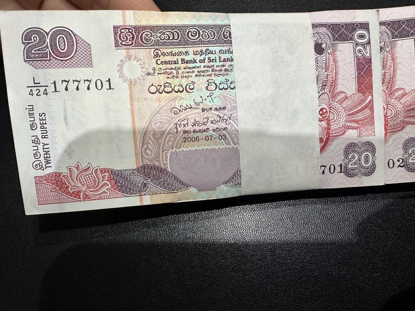 《外钞收藏家》第六百零八期（精选场）（本平台长期征集拍品、欢迎藏友们联系合作） 2006年斯里兰卡20卢比 标准100连号 号码超靓 含老虎号5个7 近全新 角不太好如图