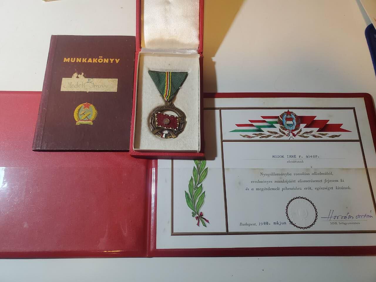 韵星假日军品类拍卖第三十九期暨默多克中校夫妇专场 -- Rimey Holidays Militaria Auction 39 & The Modoks Collection  匈牙利人民共和国默多克夫人早期为祖国服务奖章带原盒略，公务员退休感谢证书 良好服务记录册