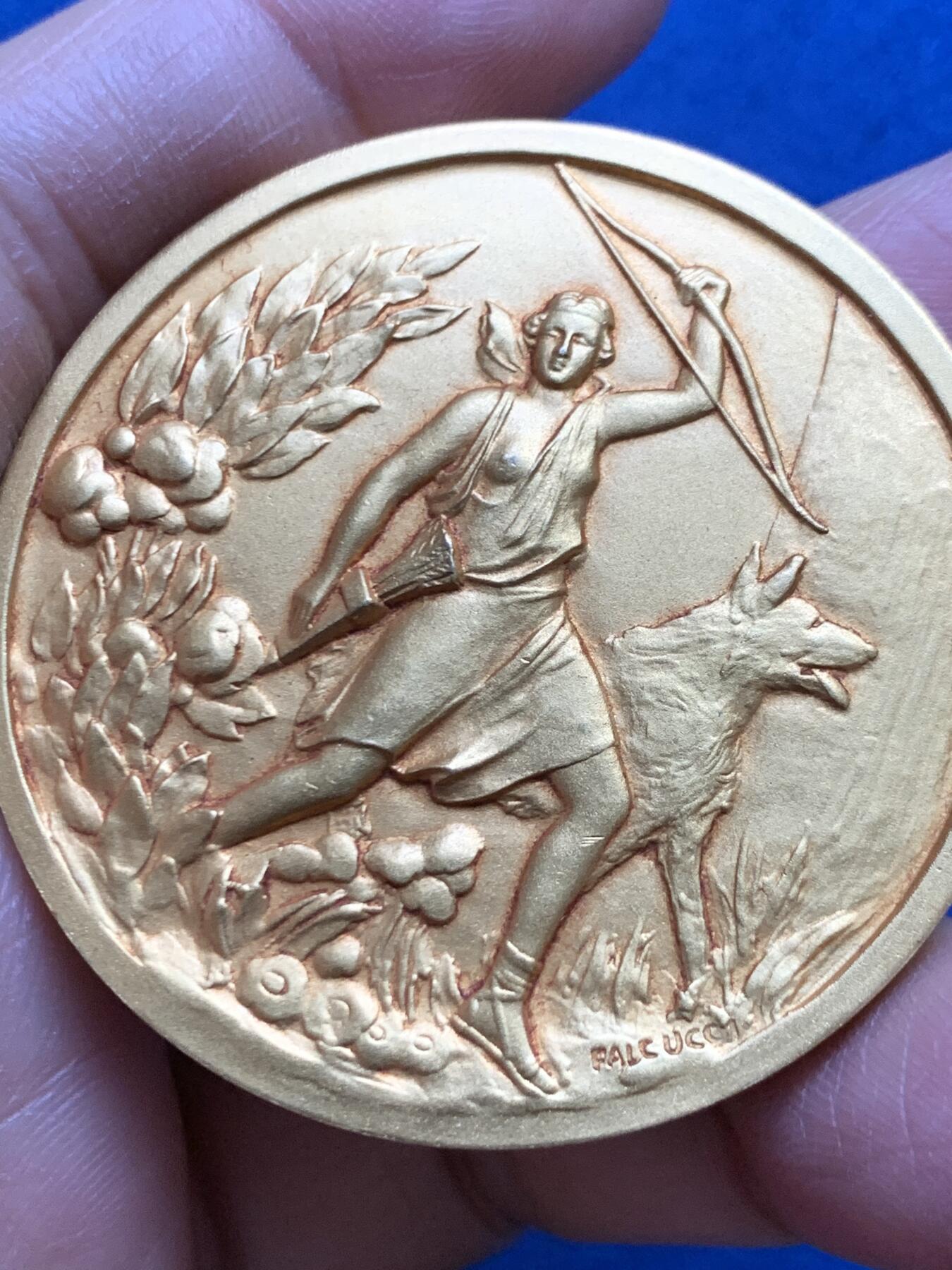 《竞宝斋》第465场 周日，周一，周二，3场连拍 （全场包邮）欢迎送拍 法国月亮女神狄安娜狩猎镀金铜章，极美品相，带原盒，直径49.5mm，厚重54.75g，三角铜标边铭，一步到位的收藏品