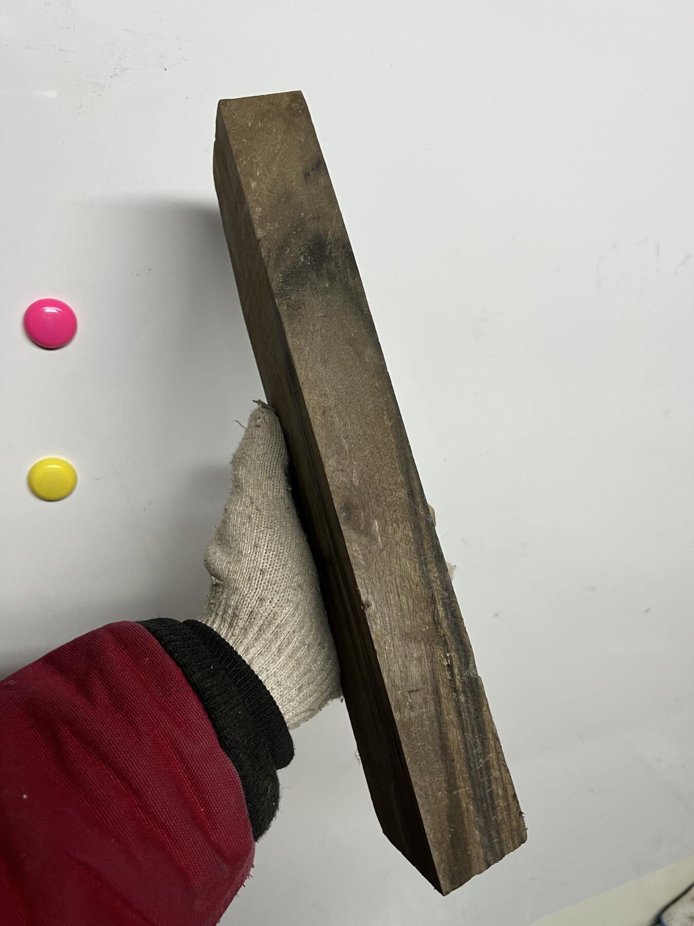 零元拍：NO.2爆满金丝乌木金丝楠 茶拖 切牌子，无需打磨就已经金光闪闪。满金丝药香，尺寸约：32.5/7.5/3.7厚CM。