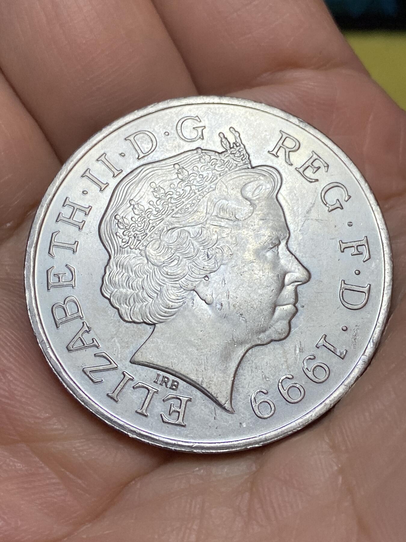 2026年第十九场(总第一百八十八场）外国好品散币场(免佣金) 英国🇬🇧1999年5英镑(千禧年纪念币，首发年仅发行2年)