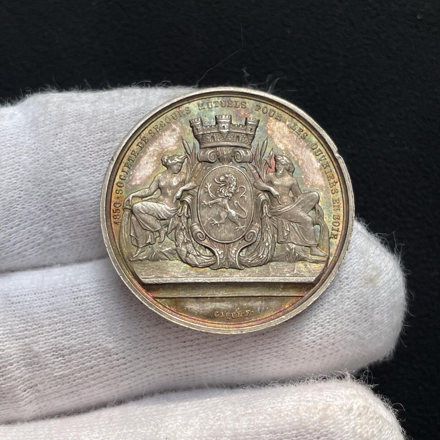 「木头集藏」“ 新岁撷珍”——章牌精品专场！ Caqué～1850年法国丝绸女工互助会银章，直径：28.5mm，10.3 g，边铭：手指  ARGENT （1845-1860年），精致小银章，彩色氧化很美！