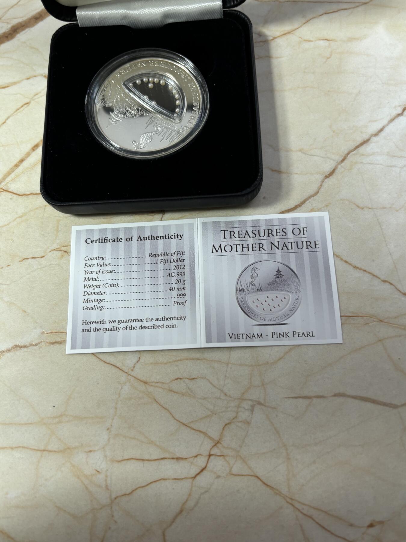 第190期拍卖 斐济2012年1元精制银币 自然母亲的宝藏-粉珍珠 20克999 发行量：999 盒证全