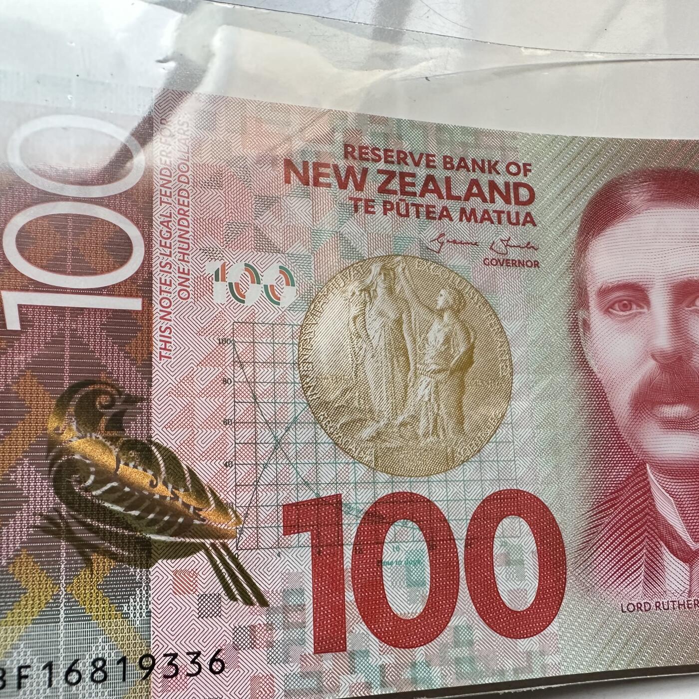 🌹外币初藏🌹🐯2026年第16场 快递将在12号停运 年前需发货的抓紧 ，年后正月十五恢复发货 新西兰¥100全新塑料钞 无47靓号