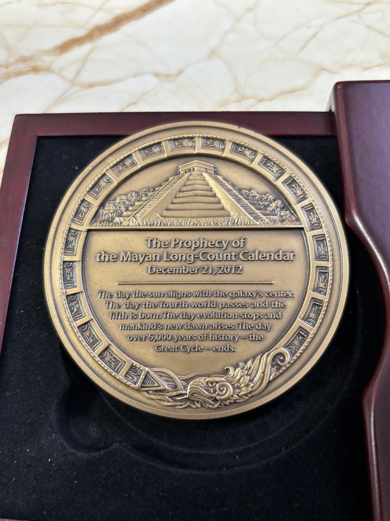 第190期拍卖 国外发行玛雅语言长计数日历大铜章带盒，75毫米，重221.32克