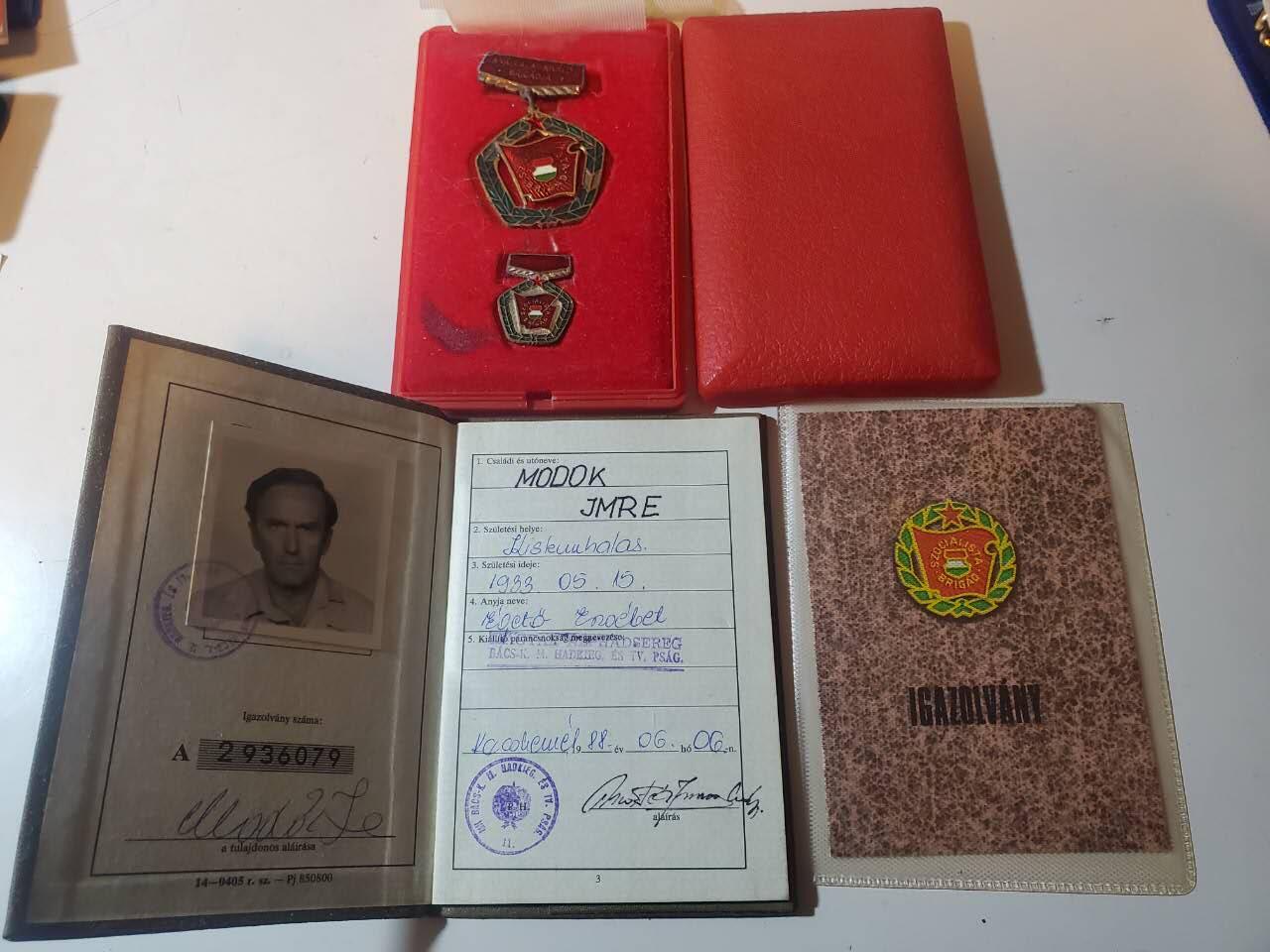 韵星假日军品类拍卖第三十九期暨默多克中校夫妇专场 -- Rimey Holidays Militaria Auction 39 & The Modoks Collection  匈牙利人民共和国默多克中校特级社会主义建设旅奖章带mini盒、证书一套 和军官证 军官证书非常稀少