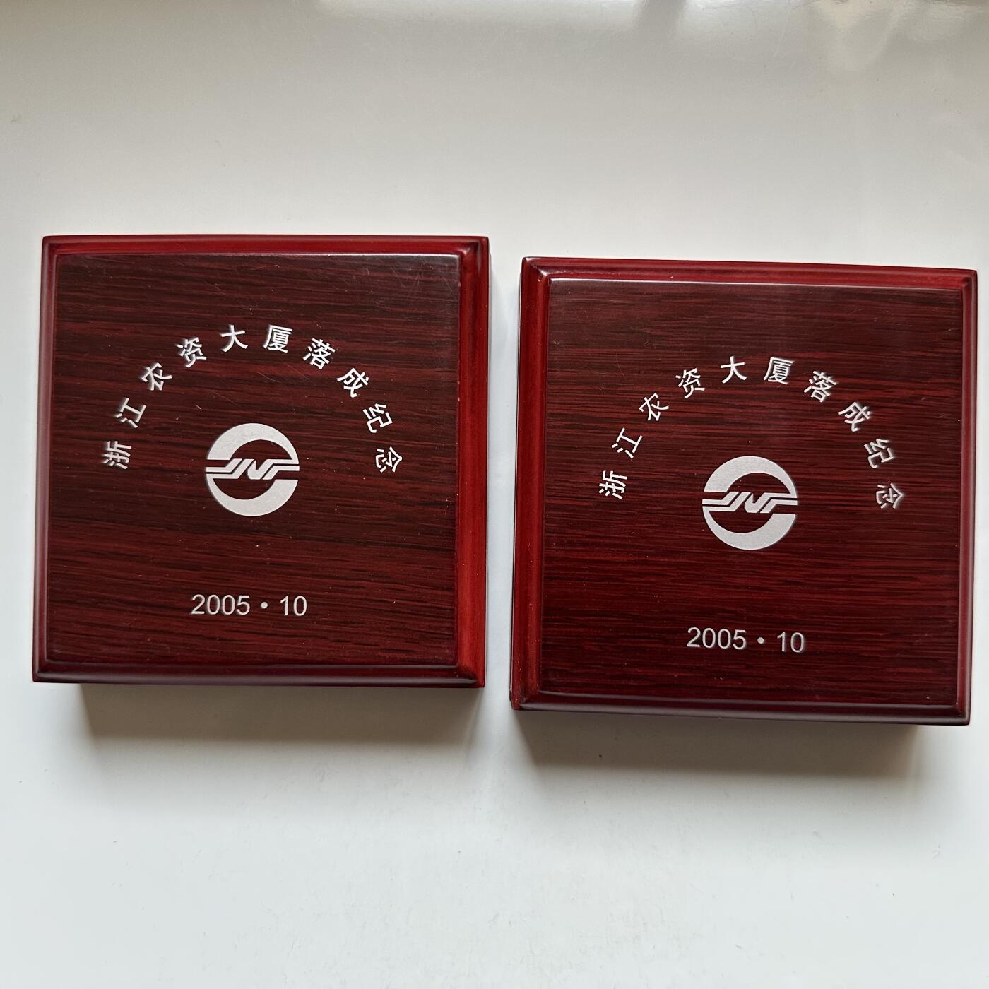 🌹外币初藏🌹🐯2026年第16场 快递将在12号停运 年前需发货的抓紧 ，年后正月十五恢复发货 实木一盎司银币收藏盒 铜质铰链 磁吸 2只