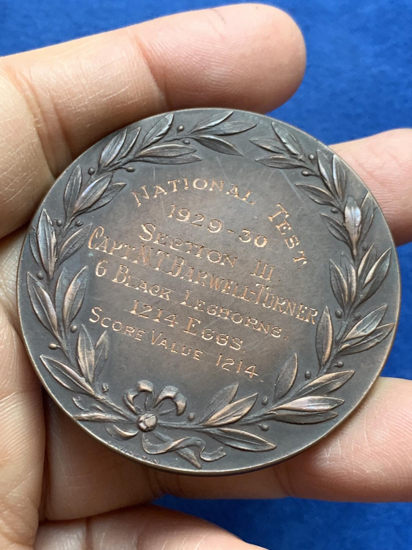 《竞宝斋》第465场 周日，周一，周二，3场连拍 （全场包邮）欢迎送拍 英国国家实用家禽协会铜章，55.55克，50.5mm，带盒。