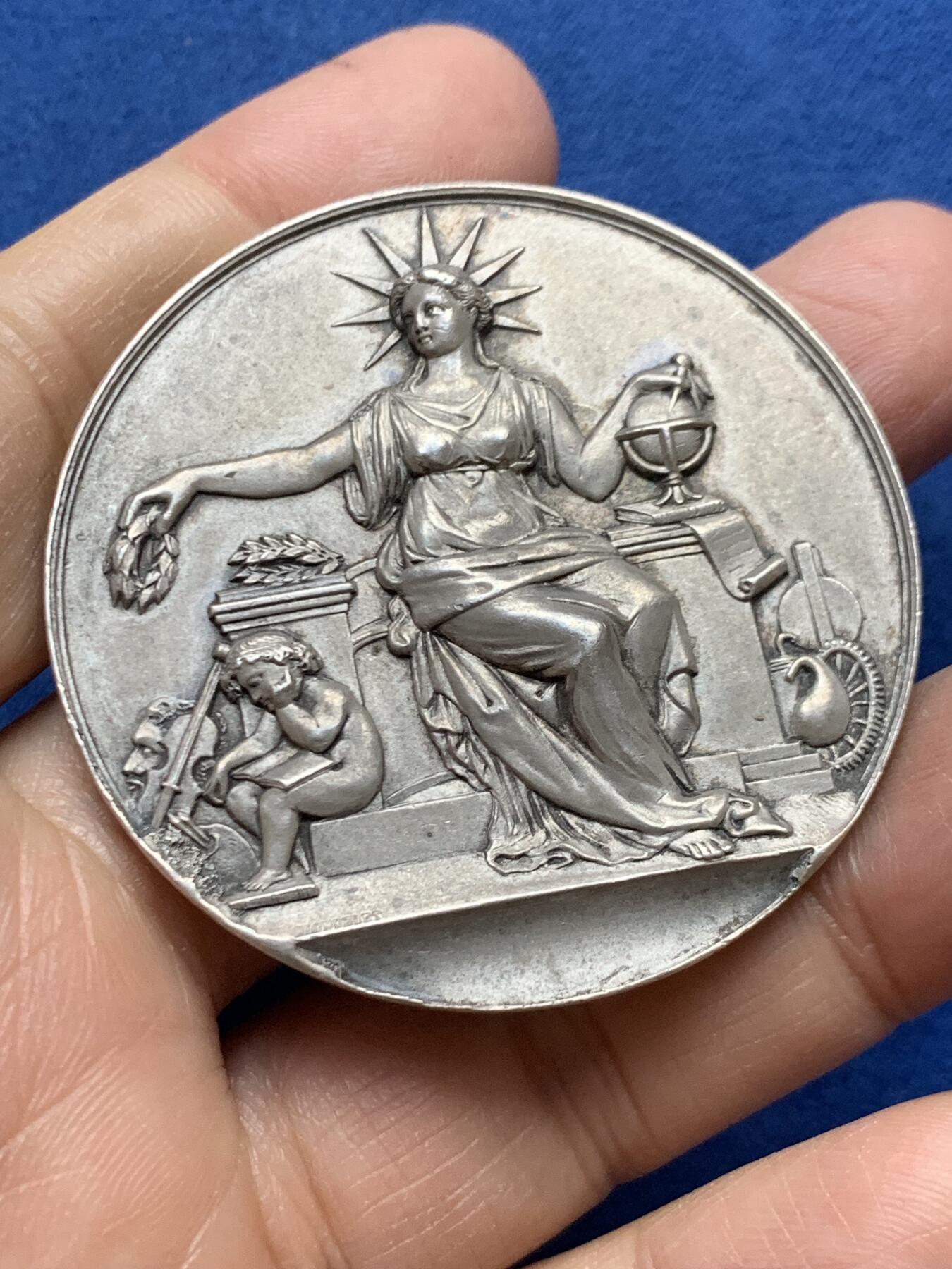 《竞宝斋》第465场 周日，周一，周二，3场连拍 （全场包邮）欢迎送拍 法国1909年国家公益鼓励协会银章带盒，新古典主义风格，极高浮雕，50.3mm，44.92g，边铭argent，月桂枝女神，小天使，地球，小提琴，花环等元素丰富，题材新颖，品相很好