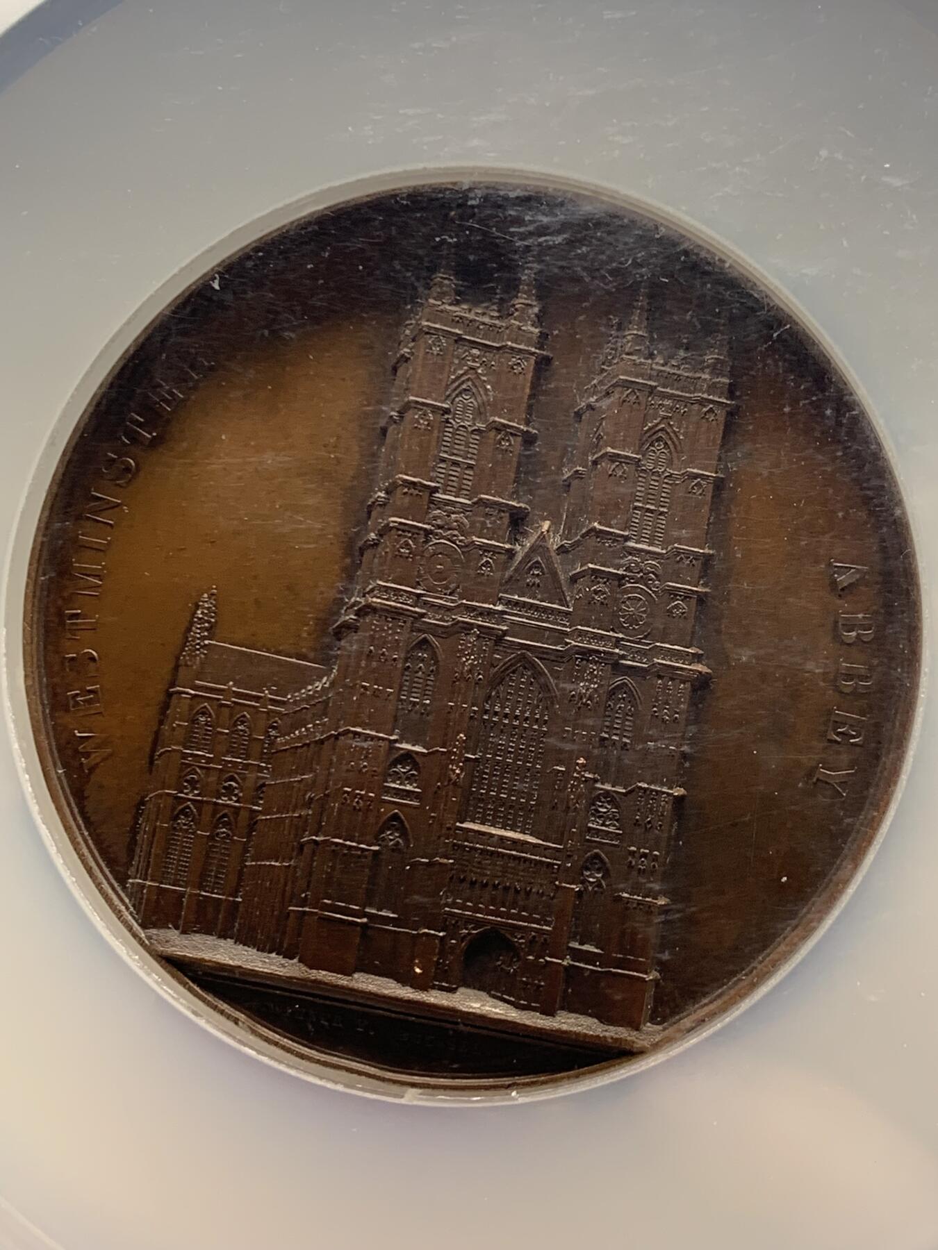 《竞宝斋》第465场 周日，周一，周二，3场连拍 （全场包邮）欢迎送拍 NGC MS63BN 高分 比利时威斯敏斯特大教堂原版大铜章 大师J. Wiener作品，欧洲著名教堂系列中，比较出彩的一枚，细节刻画极其惊叹，不可错过的收藏佳品。加大加厚盒