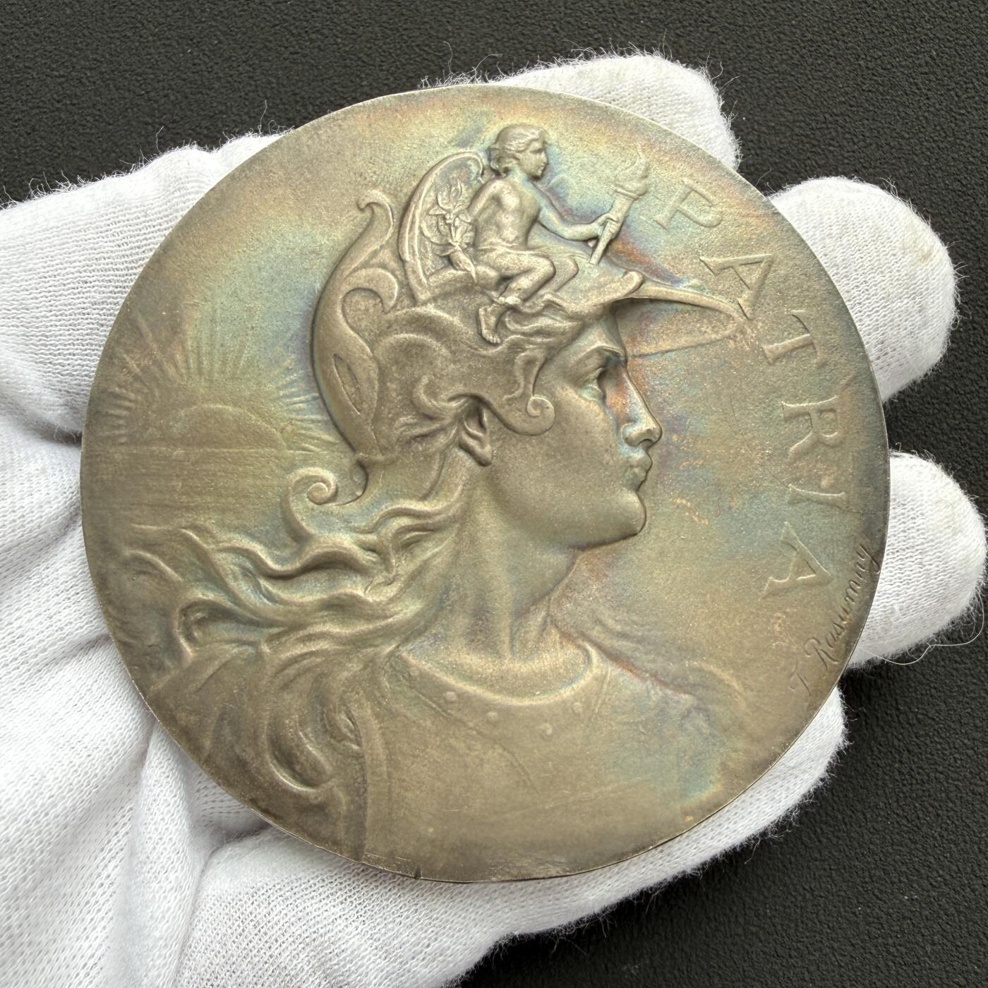 「木头集藏」“ 新岁撷珍”——章牌精品专场！ Félix Rasumny～法国一战战地医疗纪念镀银大铜章 ，直径：68 mm，120.2 g。正面为玛丽安娜头像，刊“祖国”铭文和章牌师签名；背面为巴黎凯旋门其中一组浮雕“马赛曲”上，高举法国三色旗，挥剑激励战士们前进的玛丽安娜像。