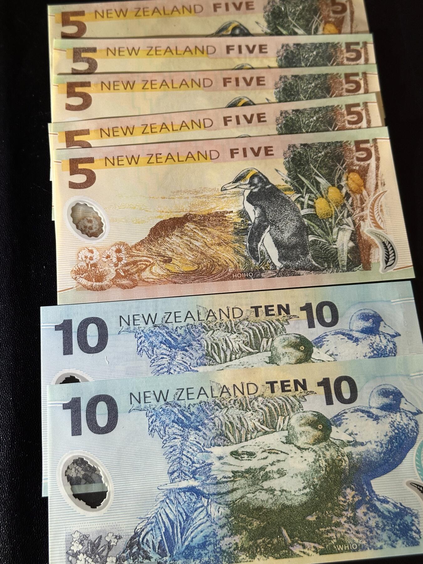 《外钞收藏家》第六百零八期（精选场）（本平台长期征集拍品、欢迎藏友们联系合作） 新西兰5元5个年份3个签名+ 10元2个签名2个年份 7张一起 全新UNC