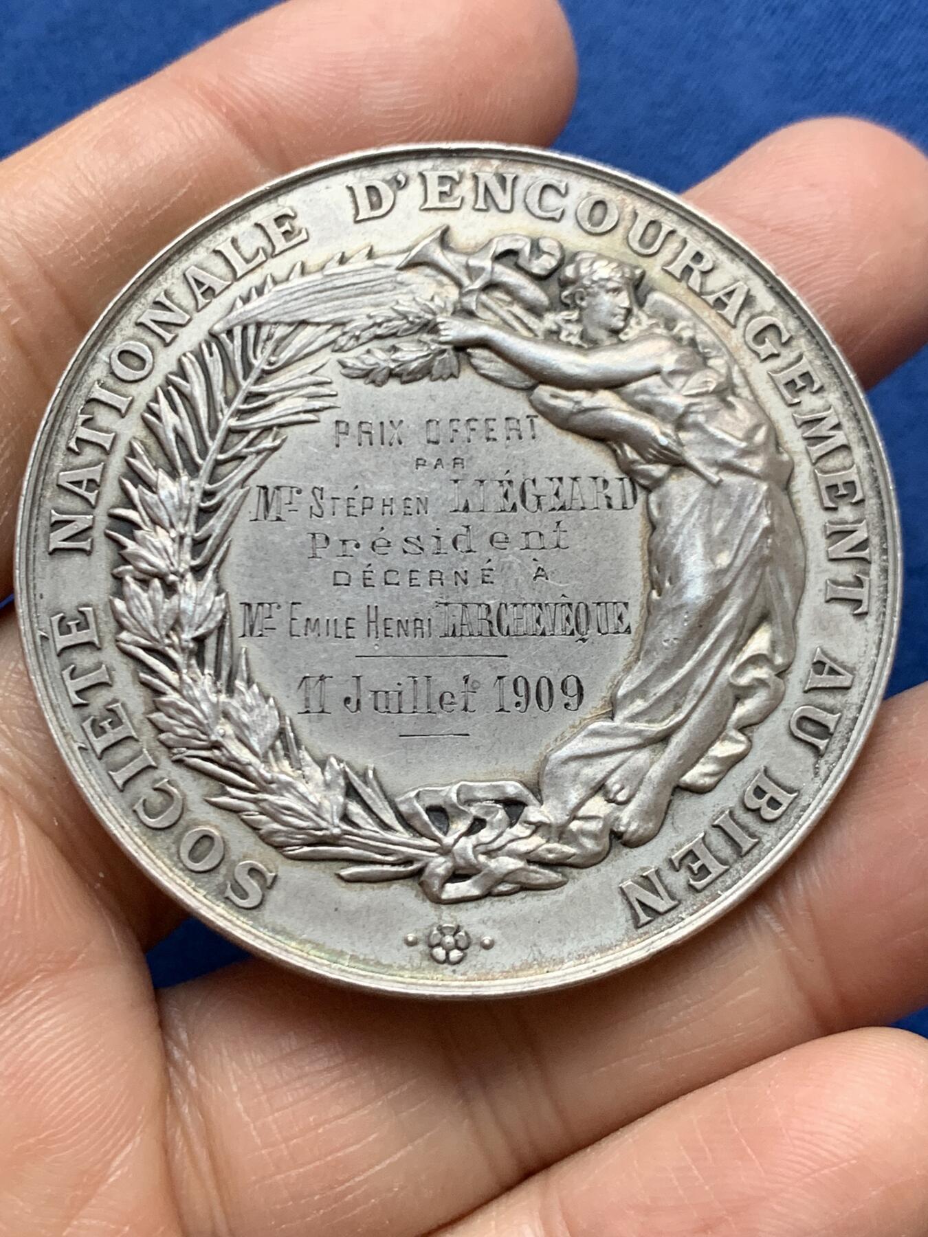 《竞宝斋》第465场 周日，周一，周二，3场连拍 （全场包邮）欢迎送拍 法国1909年国家公益鼓励协会银章带盒，新古典主义风格，极高浮雕，50.3mm，44.92g，边铭argent，月桂枝女神，小天使，地球，小提琴，花环等元素丰富，题材新颖，品相很好