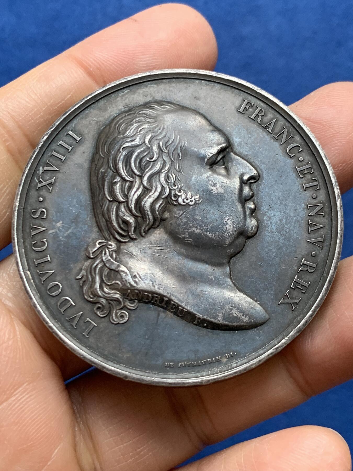 《竞宝斋》第465场 周日，周一，周二，3场连拍 （全场包邮）欢迎送拍 路易十八头像纪念亨利·波尔多公爵（未来的香波伯爵，即查理十世皇孙亨利五世）的诞生银章，天使抱着新生儿与智慧女神在亨利四世半身象前，80.55g，49.8mm，早期无边铭，厚重