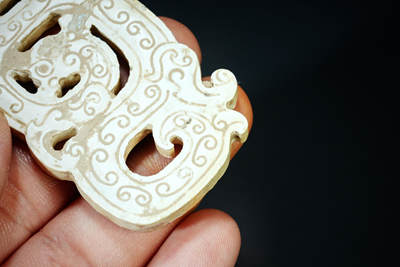 上海都达杂项专场四十七【全场包邮】  鸡骨白龙形玉佩90-29