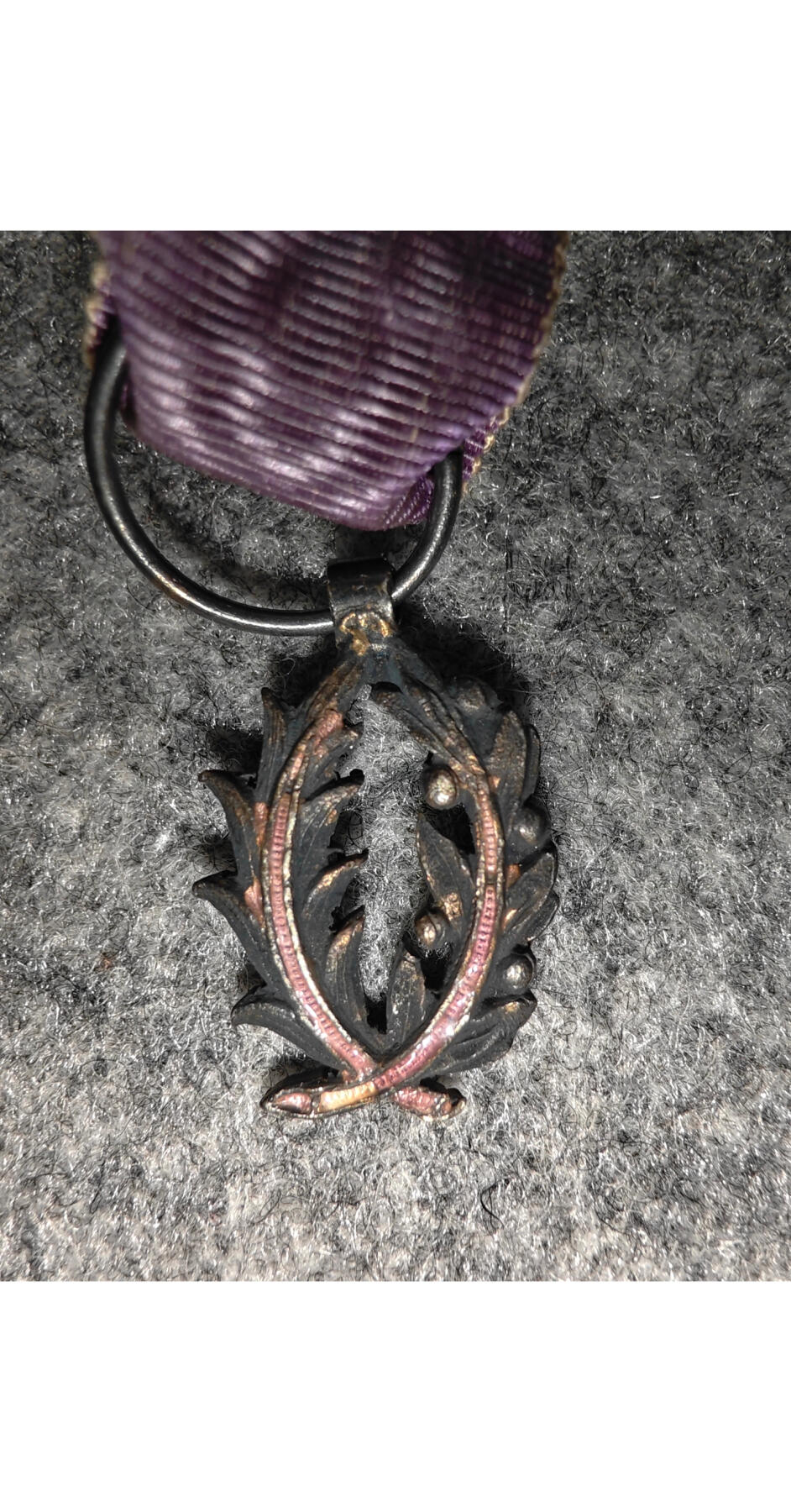 迷你法章三枚：极稀见带月桂配饰法国二战战争十字章，银质骑士级学术棕榈奖章，英法友谊勋章