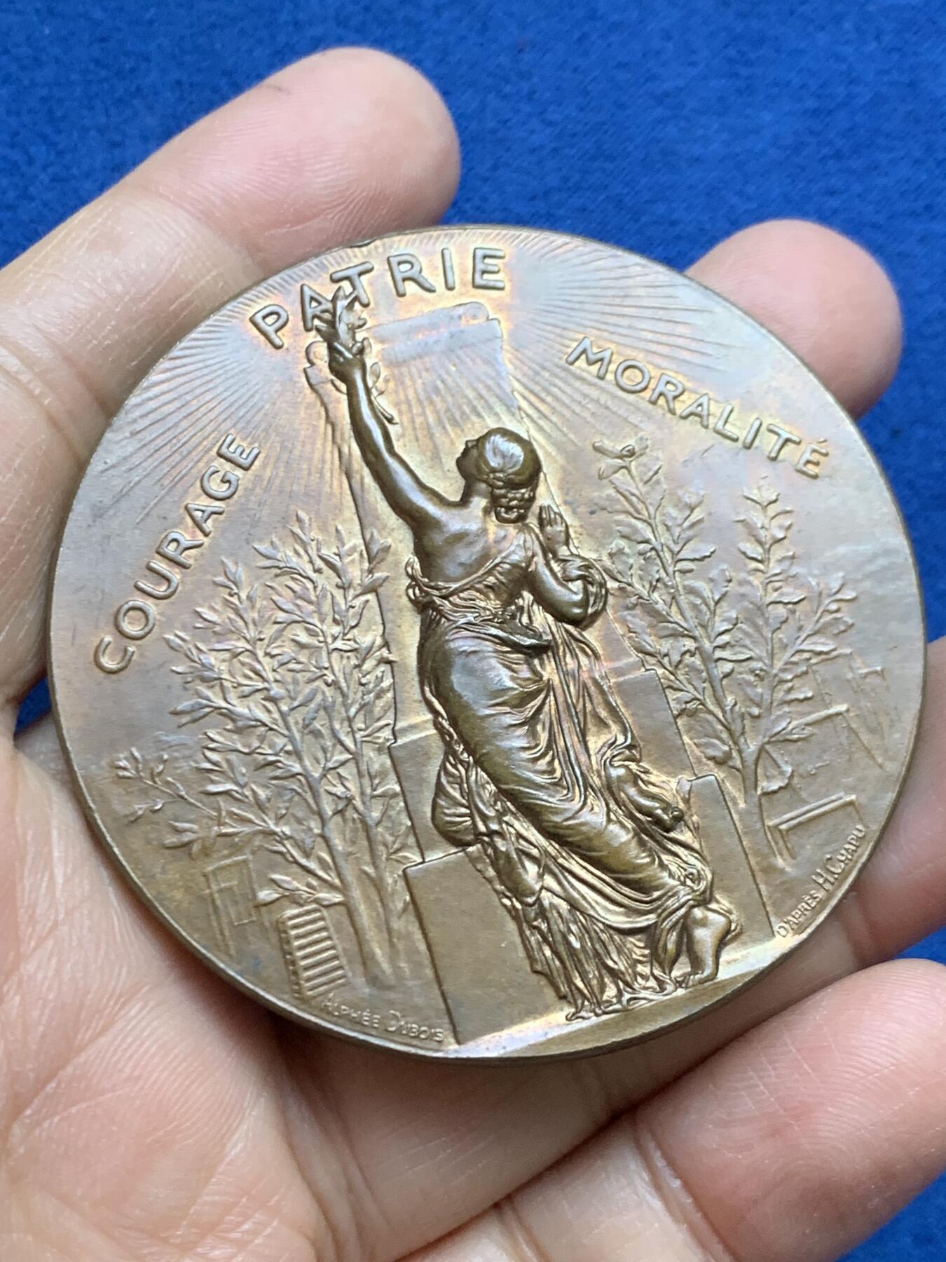 《竞宝斋》第465场 周日，周一，周二，3场连拍 （全场包邮）欢迎送拍 法国1890年贝桑松体操协会纪念铜章 原生包浆 直径58.5mm 重约82.7克 丰饶角铜标 带原盒 字迹对应