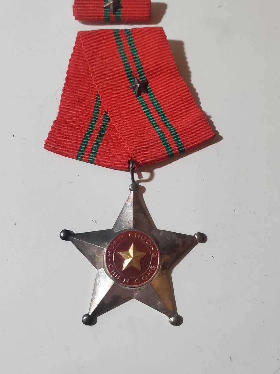 韵星假日军品类拍卖第三十九期暨默多克中校夫妇专场 -- Rimey Holidays Militaria Auction 39 & The Modoks Collection  越南民主共和国（北越）三级战功勋章带略 少见战时白铜版本 很厚重非铝制