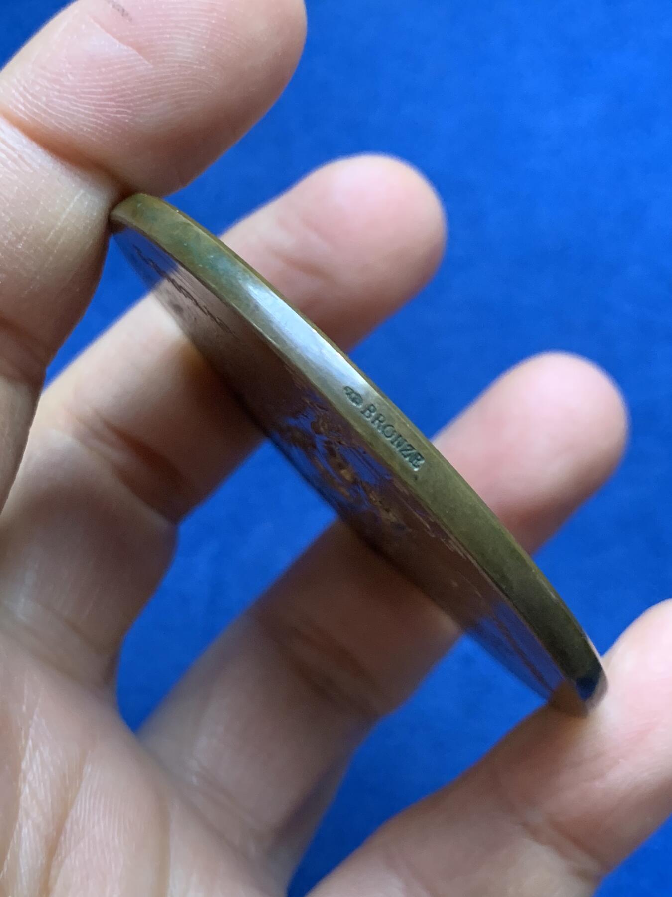 《竞宝斋》第465场 周日，周一，周二，3场连拍 （全场包邮）欢迎送拍 法国1890年贝桑松体操协会纪念铜章 原生包浆 直径58.5mm 重约82.7克 丰饶角铜标 带原盒 字迹对应