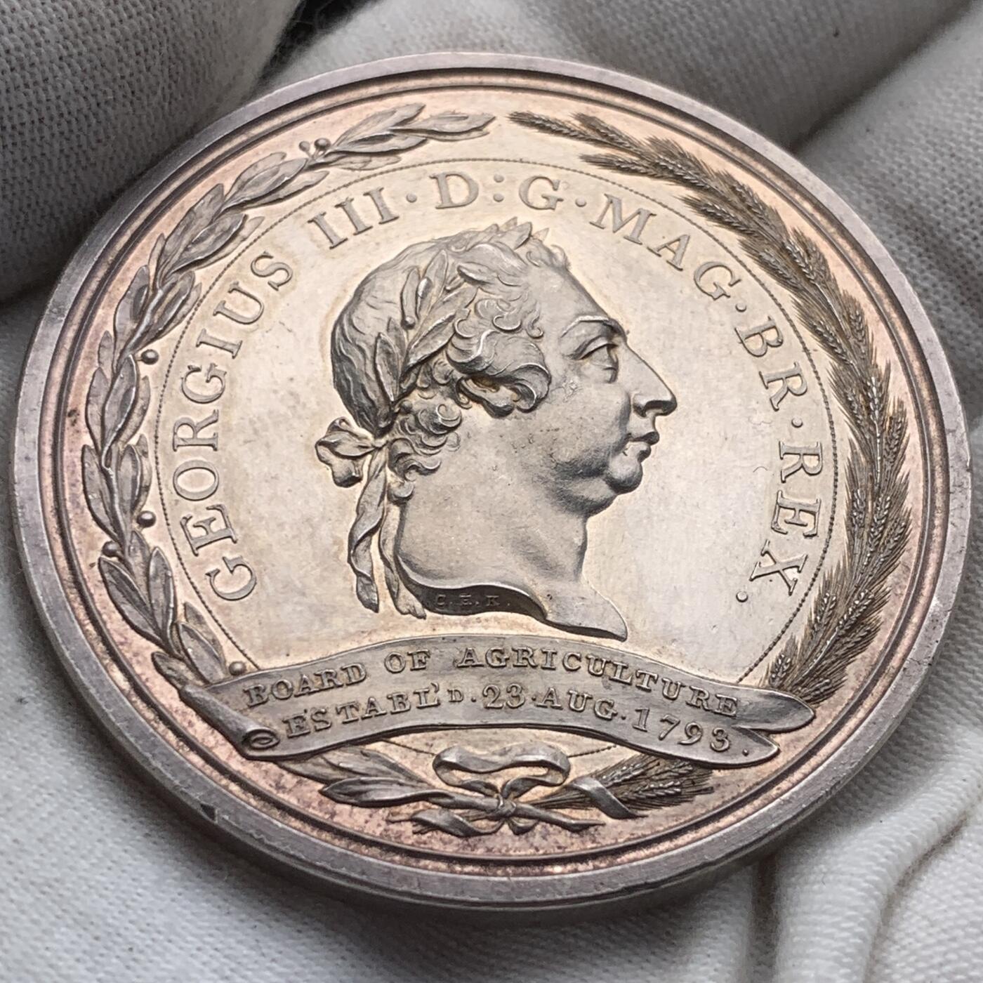 掌中浮雕-藏着的欧洲第052场 1801年英国农业委员会银奖章 ，48mm, 62g。C.H.kuchler雕刻。边缘刻获奖人：Mr Josh.Atkinson, 极罕！