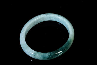 上海都达杂项专场四十七【全场包邮】  天然冰糯种带绿翡翠（A货）蛋形手镯 附鉴定证书天然冰糯种带绿翡翠（A货）蛋形手镯 附鉴定证书90-41